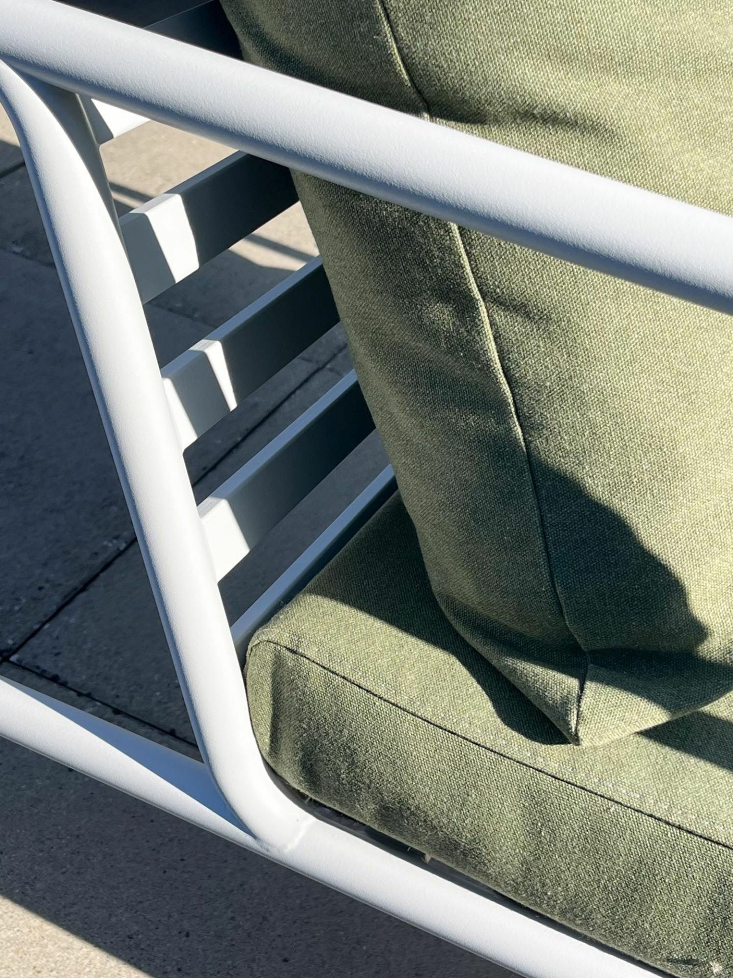 Houe - Lounge Chair Avon Stoff Sunbrella Heritage Leaf Grün Gestell Stahl Weiß Pulverbeschichtet - 2