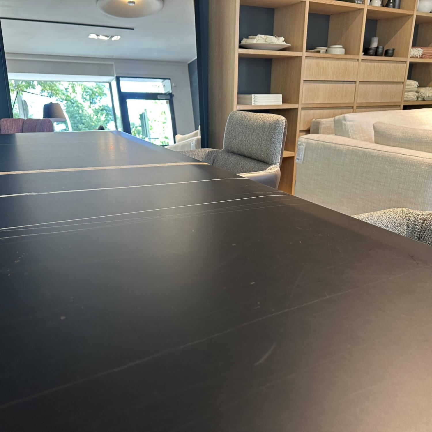 Molteni & C - Esstisch Filigree Platte Marmor Sahara Noir Schwarz Gestell Metall Chrom Schwarz Glänzend - 5