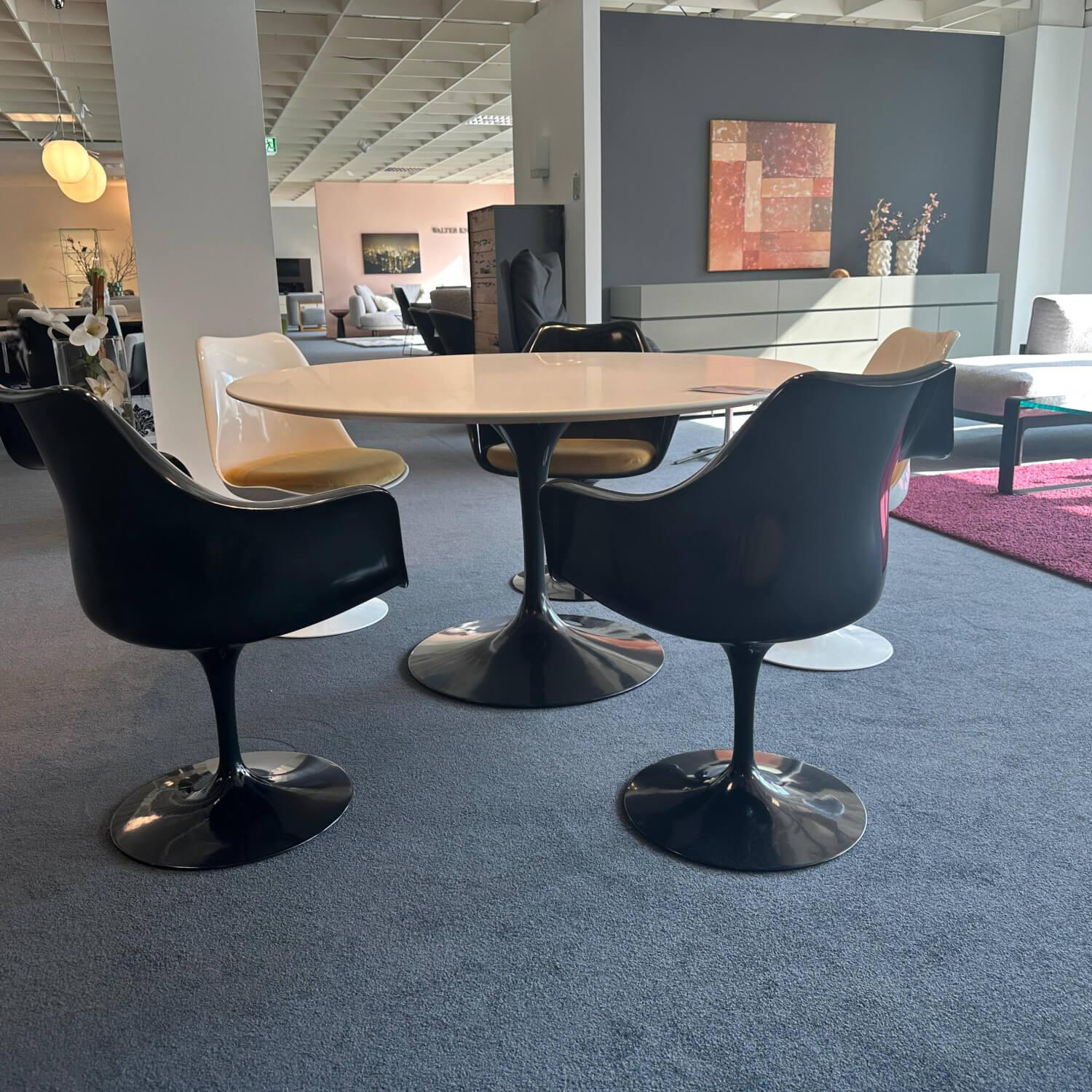 Knoll International - Essgruppe Saarinen Tisch Platte Fenix Weiß Fuß Schwarz Stuhl Tulip Fenix Schwarz Und Weiß Stoff Eva 154 Gold - 4