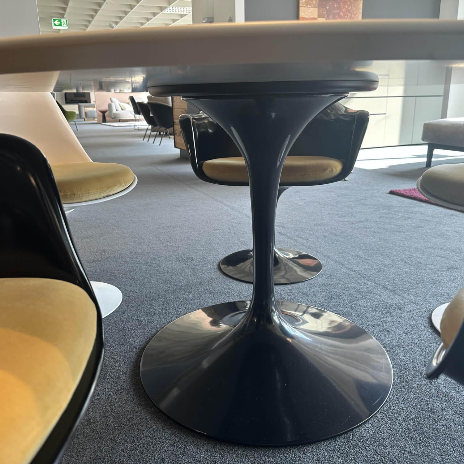 Knoll International - Essgruppe Saarinen Tisch Platte Fenix Weiß Fuß Schwarz Stuhl Tulip Fenix Schwarz Und Weiß Stoff Eva 154 Gold - 11