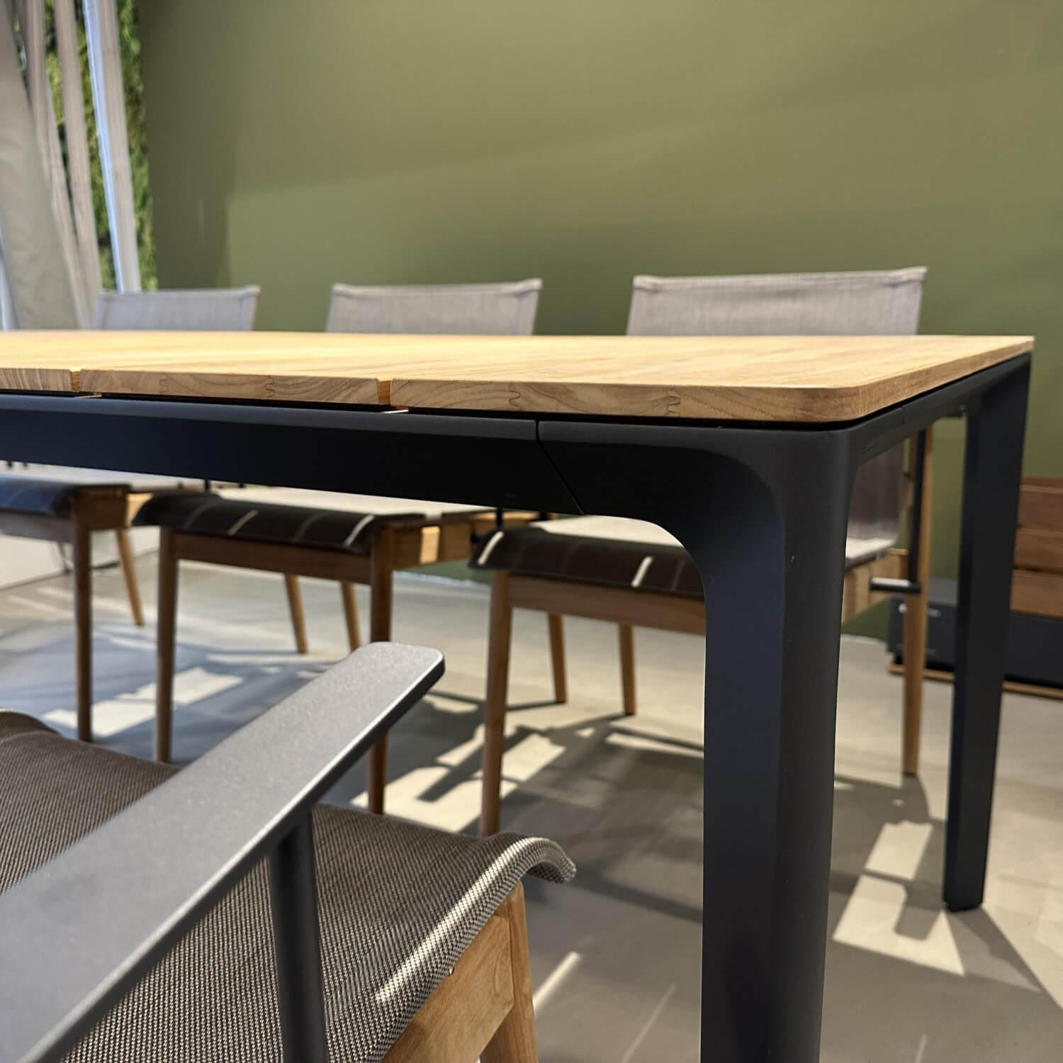 Gloster - Outdoor Essgruppe Carver Platte Teak Gestell Aluminium Meteor Schwarz Stuhl Sway Bespannung Ferrari Anthrazit - 2