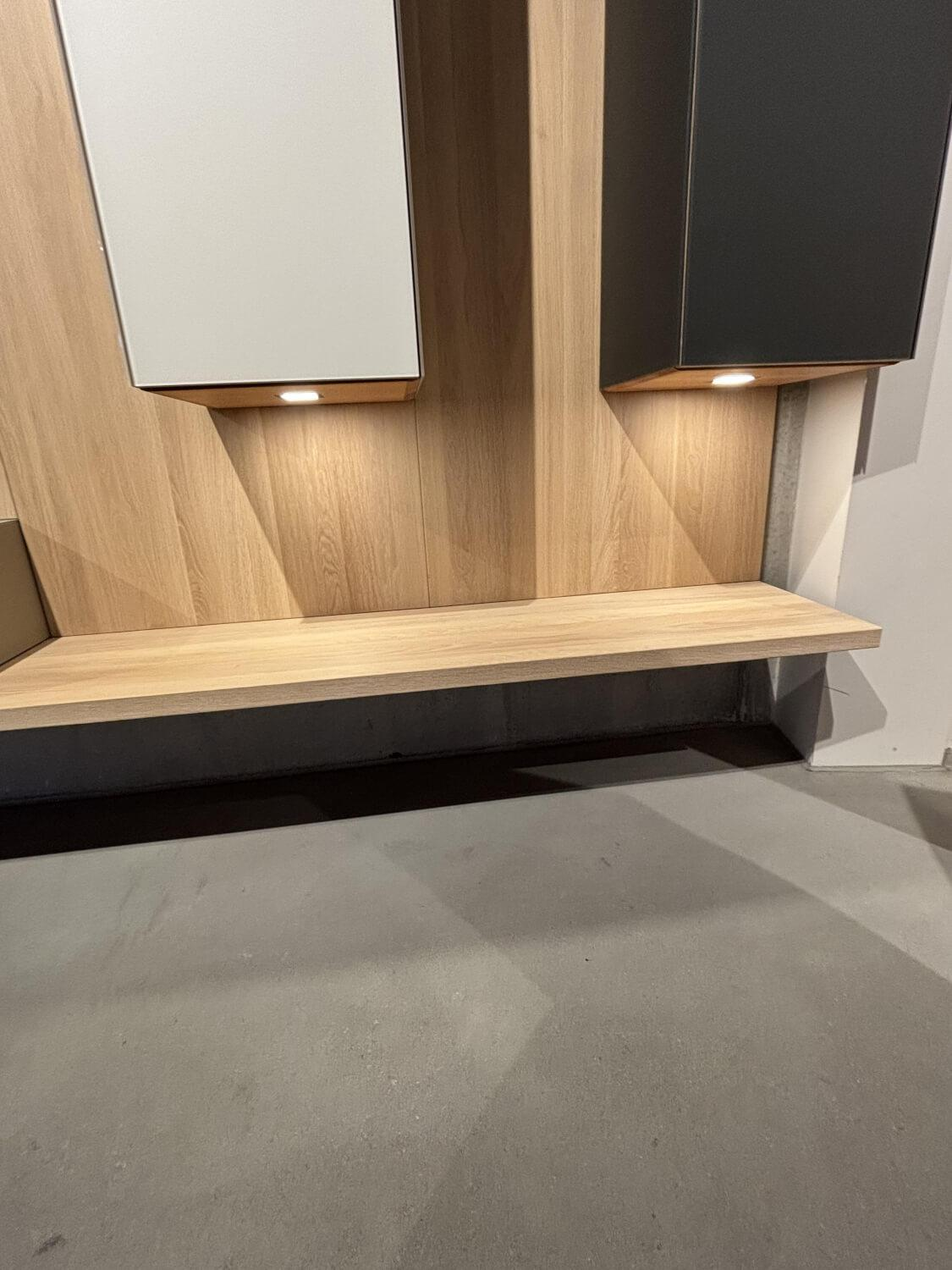 Team 7 - Wohnwand Cubus Pure 32 Eiche Weiß Geölt Farbglas In Naturweiß Kiesel Grau Und Graphitgrau Mit Beleuchtung Und TV-Halteplatte - 4