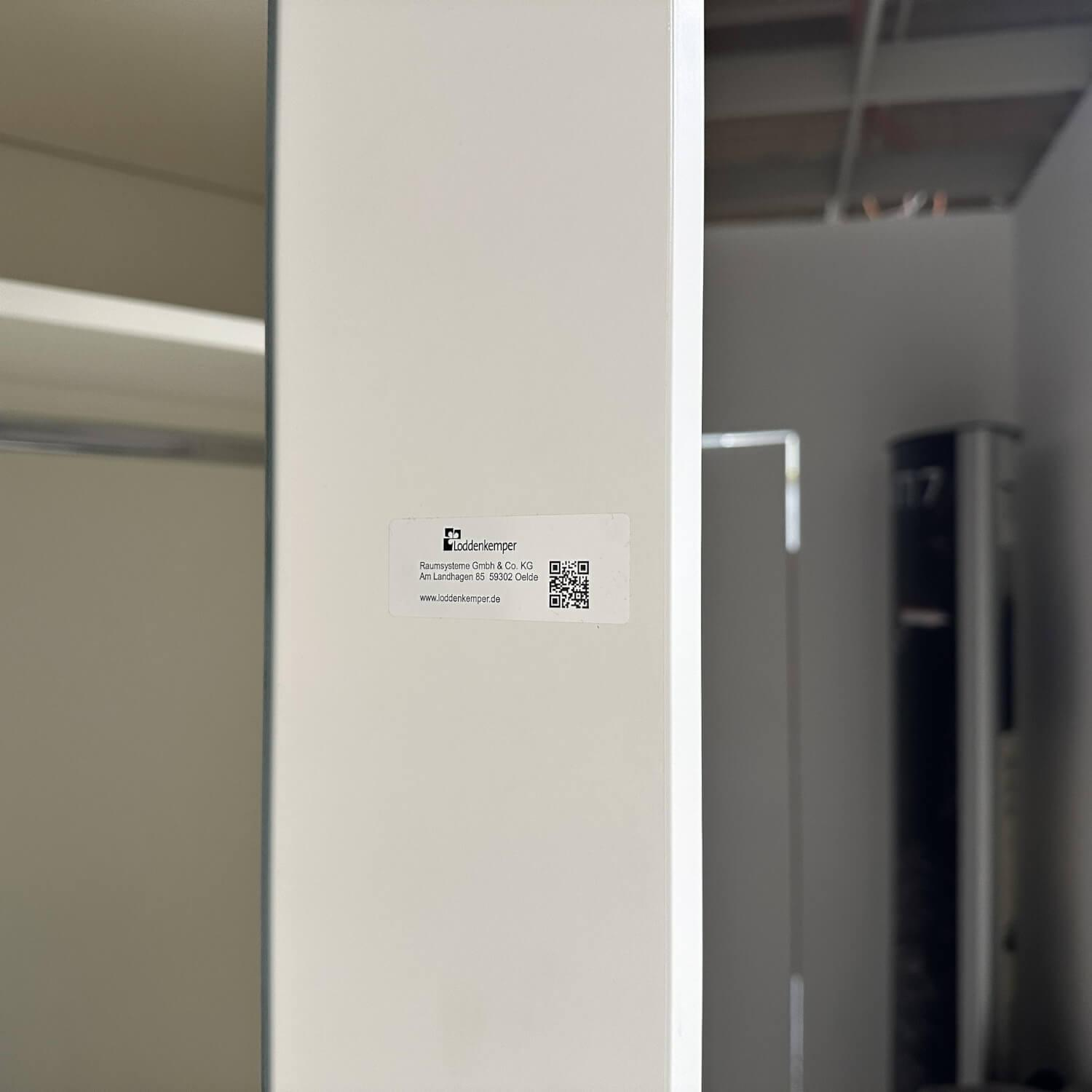 Loddenkemper - Kleiderschrank Maxx 200 Lack Weiß Matt Griffe Edelstahloptik Mit LED-Einbauspots - 3