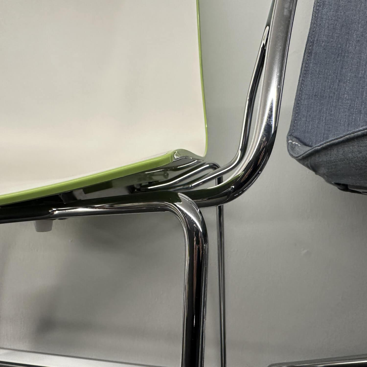 Arper - Armlehnstuhl Catifa 46 Schale Kunststoff Innen Weiß Außen Grün Gestell Metall Verchromt - 2