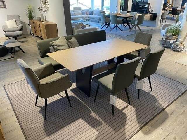 K+W - Essgruppe Vari Tisch Asteiche Furniert Bianco mit 4 Stühle Leder Bronco Zypresse Grün 1 Bank - 6