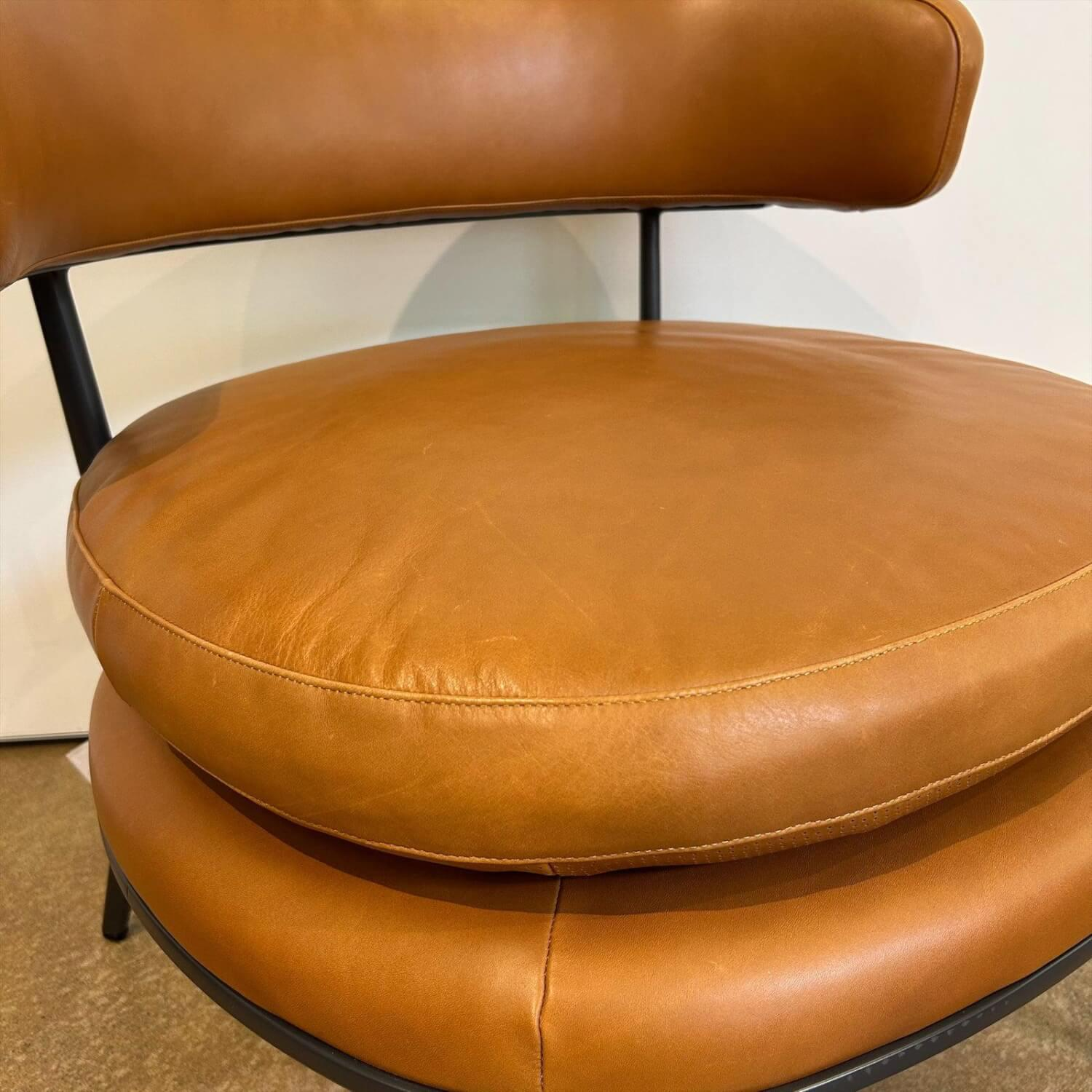 B&B Italia - Sessel Caratos Leder KR357 Kora Cognac Braun Gestell Metall Graphit Lackiert Inklusive Hocker - 4