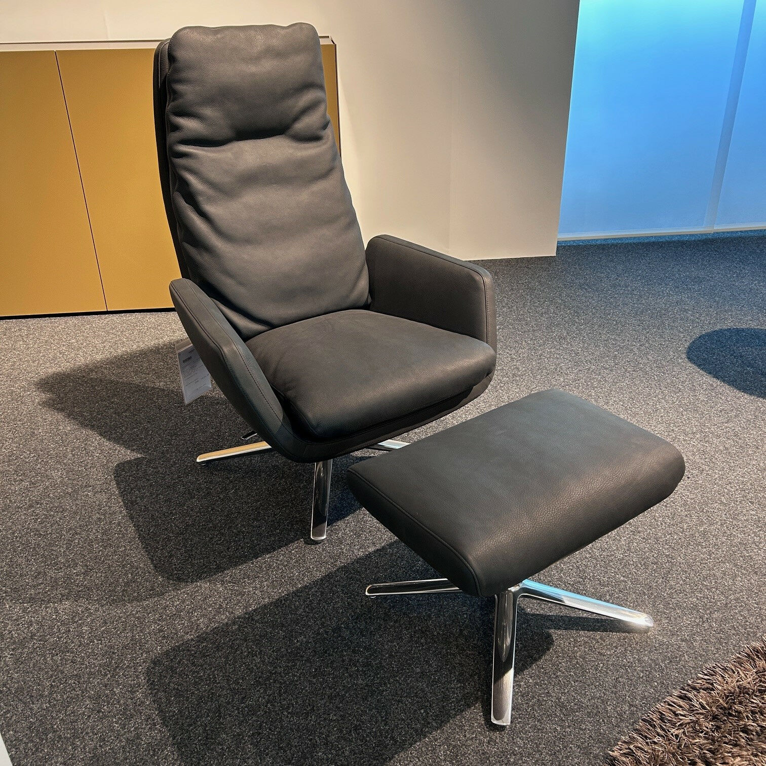 COR - Drehsessel Cordia Leder Puro 423 Schwarz Gestell Aluminium Poliert Mit Neigemechanik Inklusive Hocker - 4