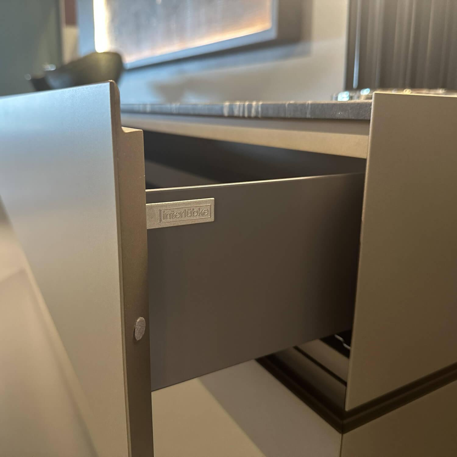 Interlübke - Sideboard Just Cube Cold Lack Gold Metallic M09 Gold Abdeckplatte Stein Quarz Tropical Storm 064 Schwarz Weiß - 6