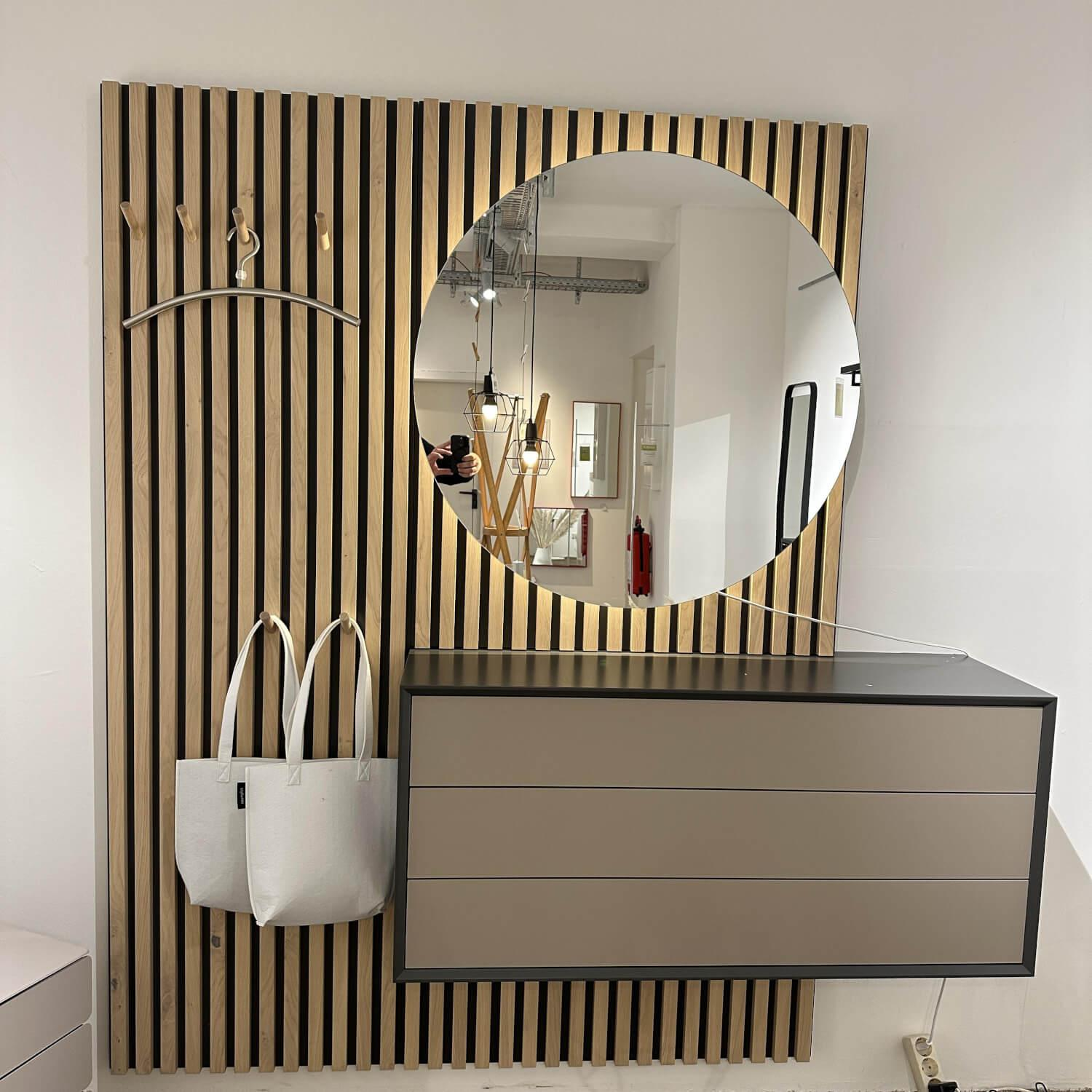 Sudbrock - Garderobe Diele Modo 19 Lack Quarz 437 Grau Lamellen Eiche Milk Astig 155 Grau Schubkästen Terra 408 Grau Inklusive Spiegel Und LED Beleuchtung Und Trafo - 10