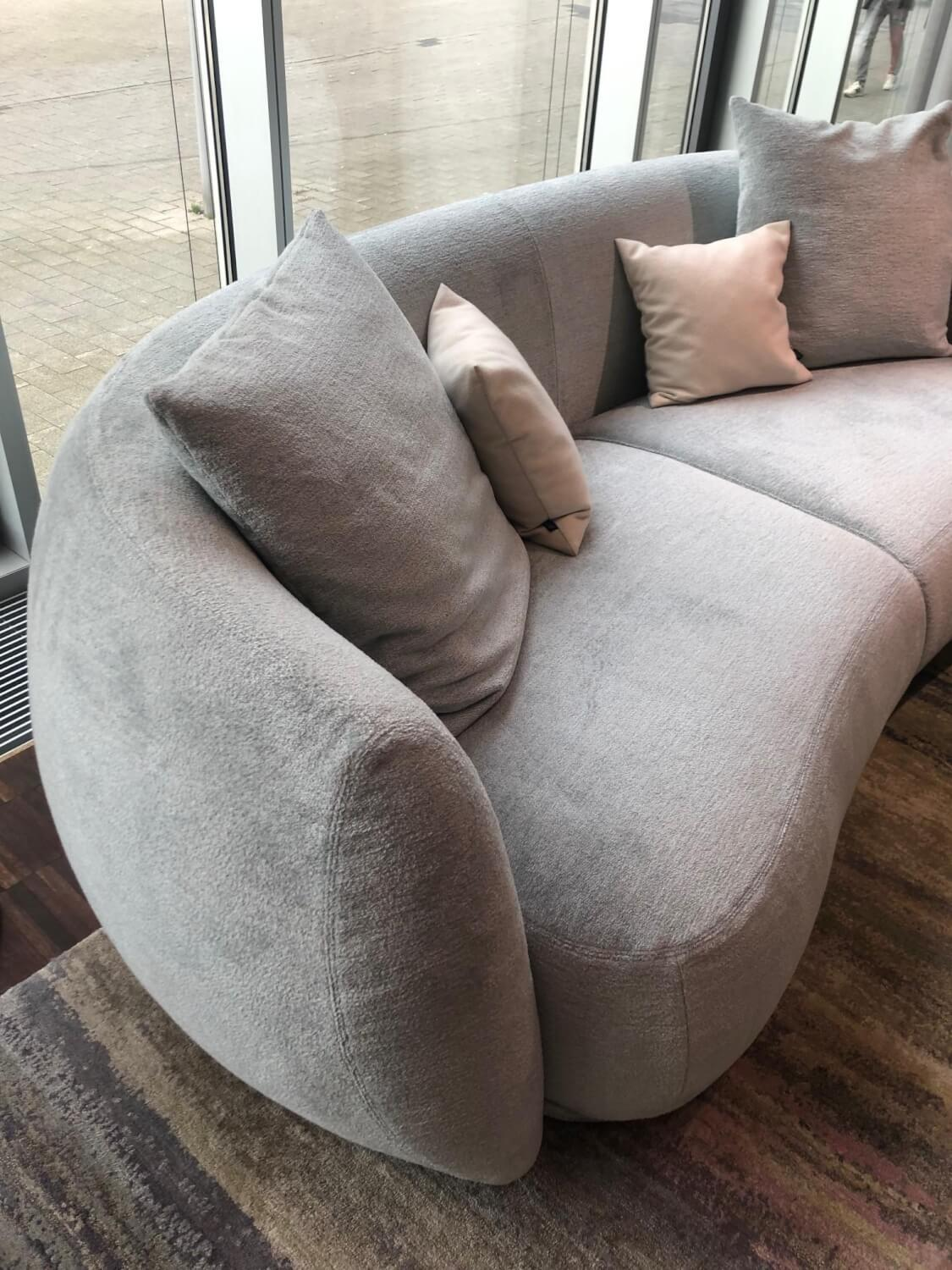 Moroso - Sofa Pacific Zweisitzer Major Stoff Yeti A8828 Crystal Water Blau mit 4 Kissen - 3