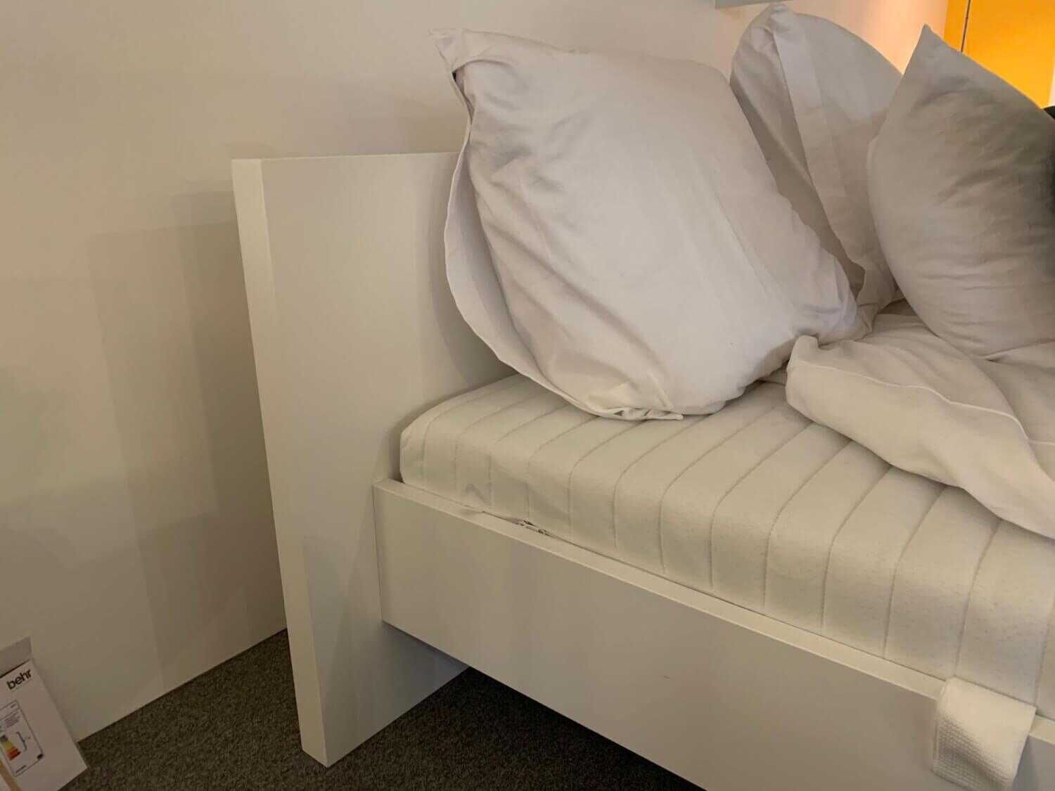 Bett Modena Mattlack Weiß Füße Edelstahl mit 2 Einlegerahmen und Matratze