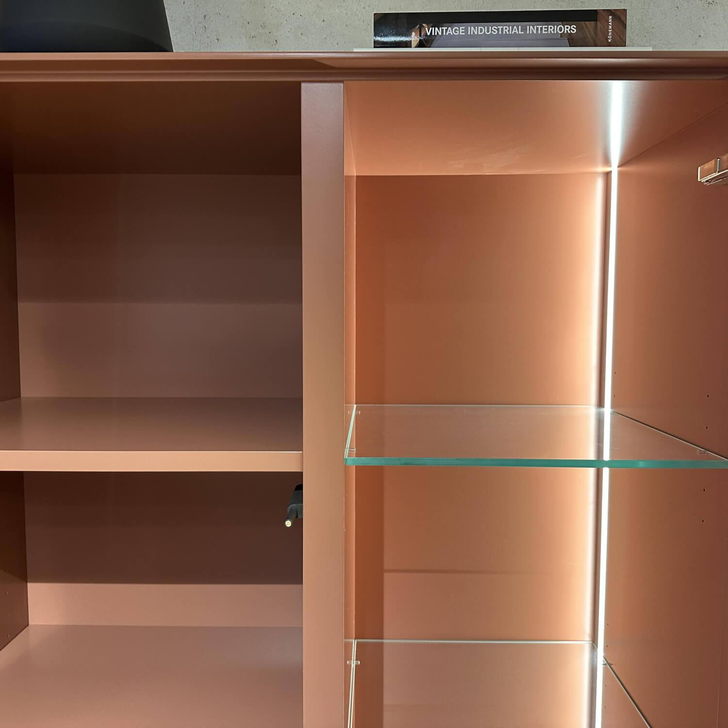 Contur - Highboard Colore Lack Matt Samtbeere 489 Rosa Rot Sockelrahmen Drehfuß Vitrine Klarglas Mit LED Beleuchtung - 3