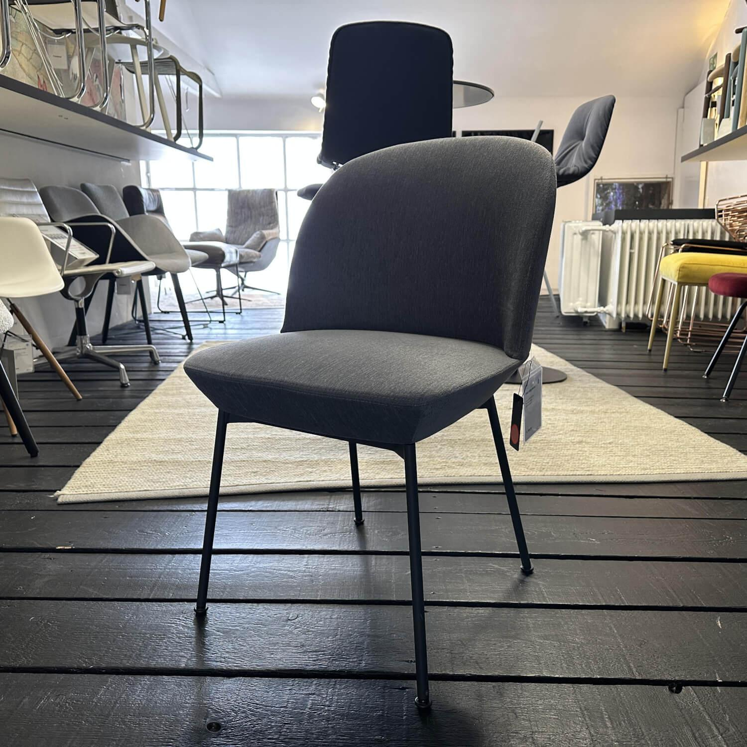 Muuto - Stuhl Oslo Side Chair Stoff Kvadrat Still Grau Gestell Metall Schwarz - 6