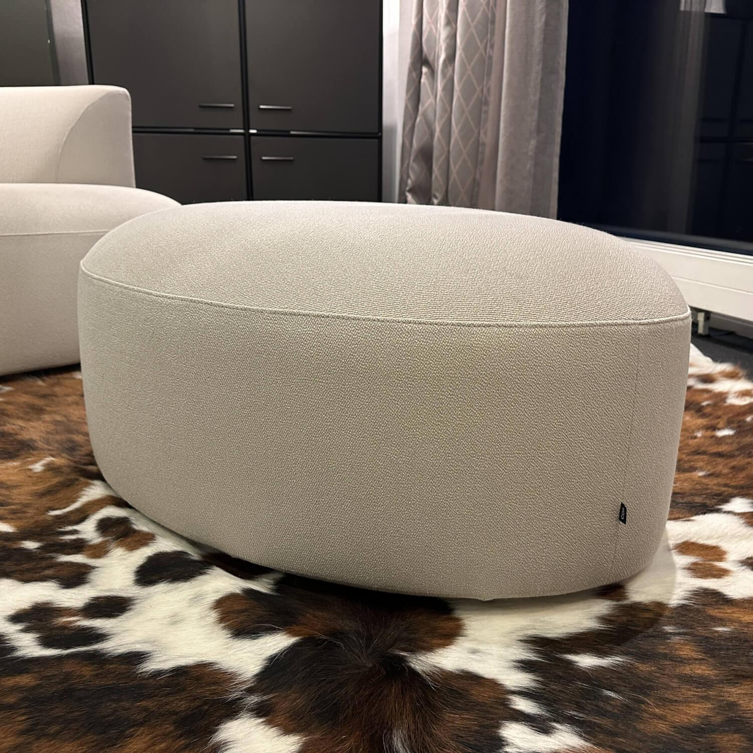 COR - Sofa Siwa Stoff 9161 Kiesel Hellgrau Creme mit Kissen und Hocker - 3