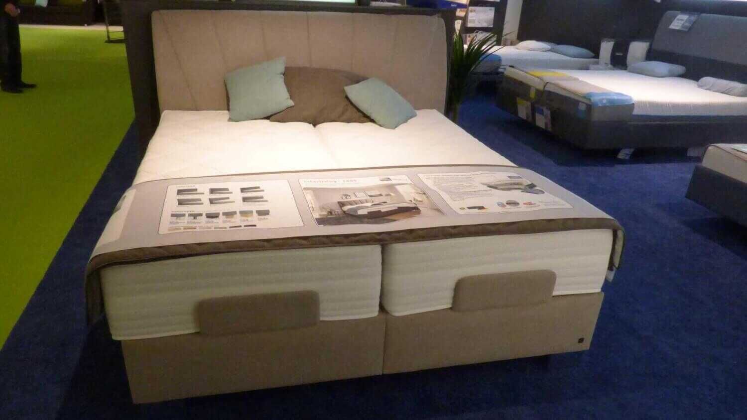 Bett 1405 Stoff Enjoy 3 Taupe Füße Metall Verchromt mit Matratzen, Tagesdecke und Zierkissen