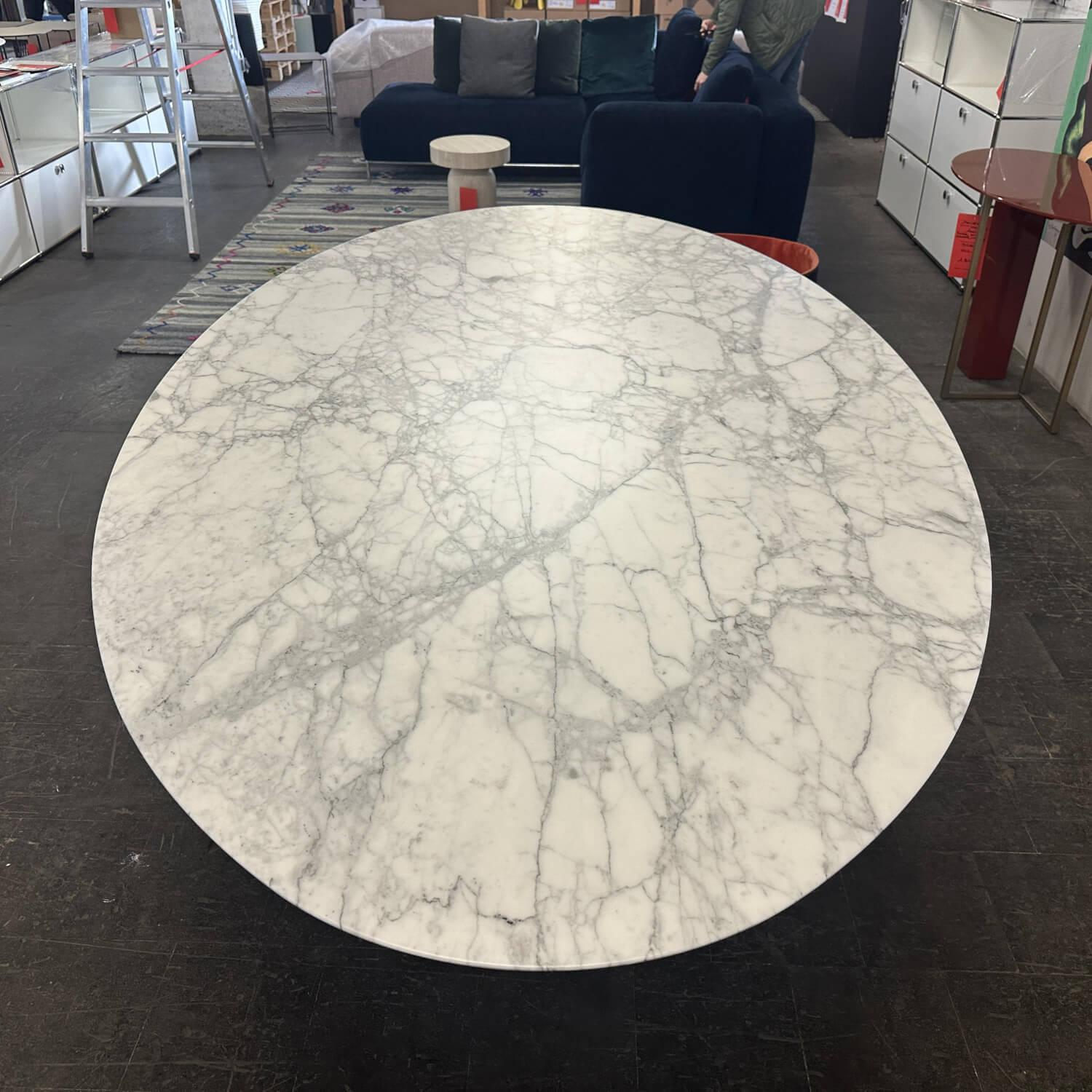 Knoll International - Tisch Saarinen Oval Platte Marmor Arabescato Weiß Gestell Aluminium Mit Rilsan Oberflächenbeschichtung - 2