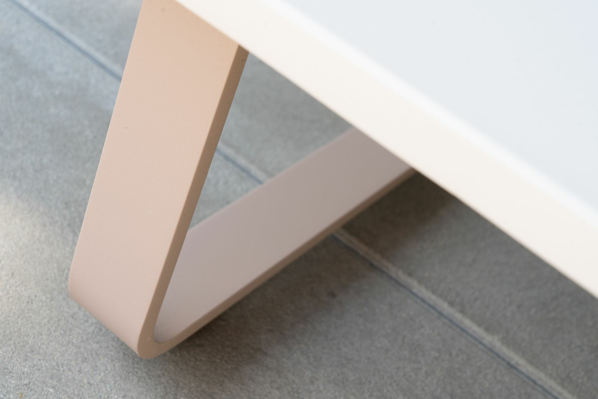 Kettal - Couchtisch Bitta Lounge Platte Aluminium Tuff 05C Weiß Gestell Aluminium Sand Dune 07C Beige - 3