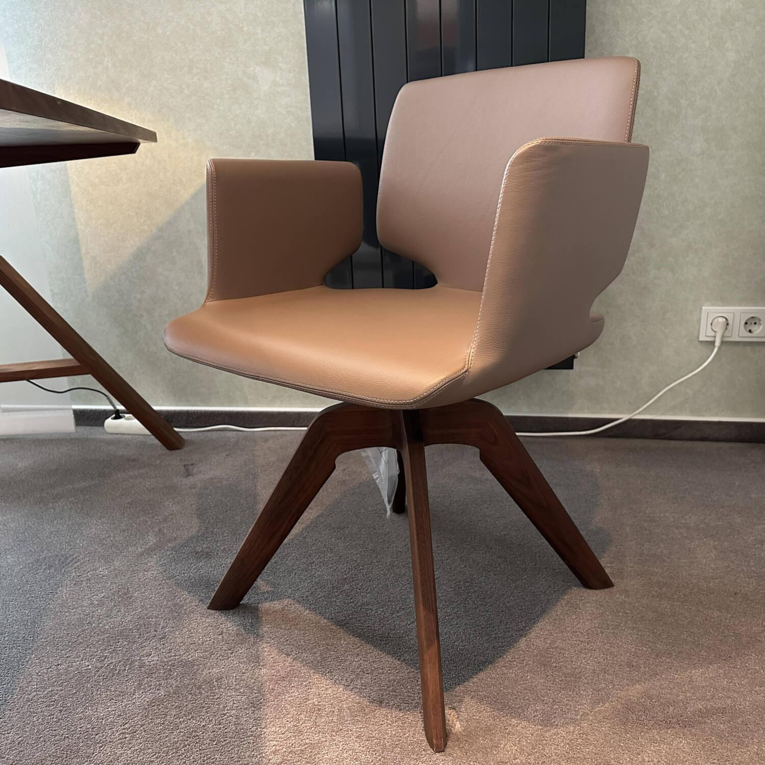 Team 7 - Schreibtisch Atelier Nussbaum Wildsortierung Mit Stuhl Aye Leder 74153 Schlammbraun Drehgestell Nussbaum Naturöl - 8