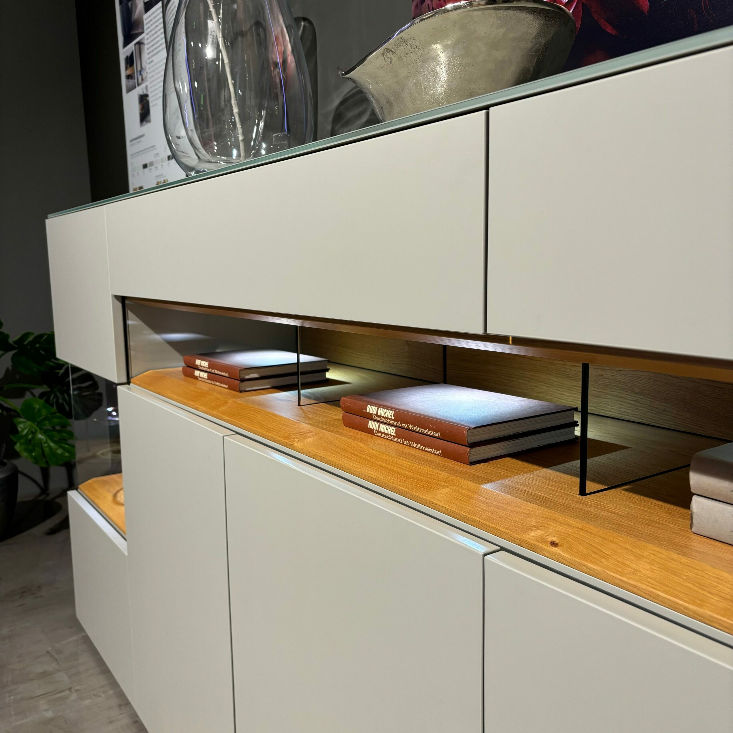 Hülsta - Highboard Neo Korpus Lack Seidengrau Innen Natur Eiche Mit Offenen Glasfächern - 2