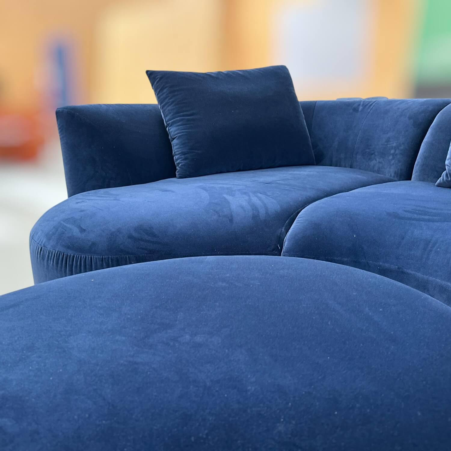 COR - Sofa Siwa Stoff JAB Easy Velvet Blau mit 3 Rückenkissen und Hocker - 2
