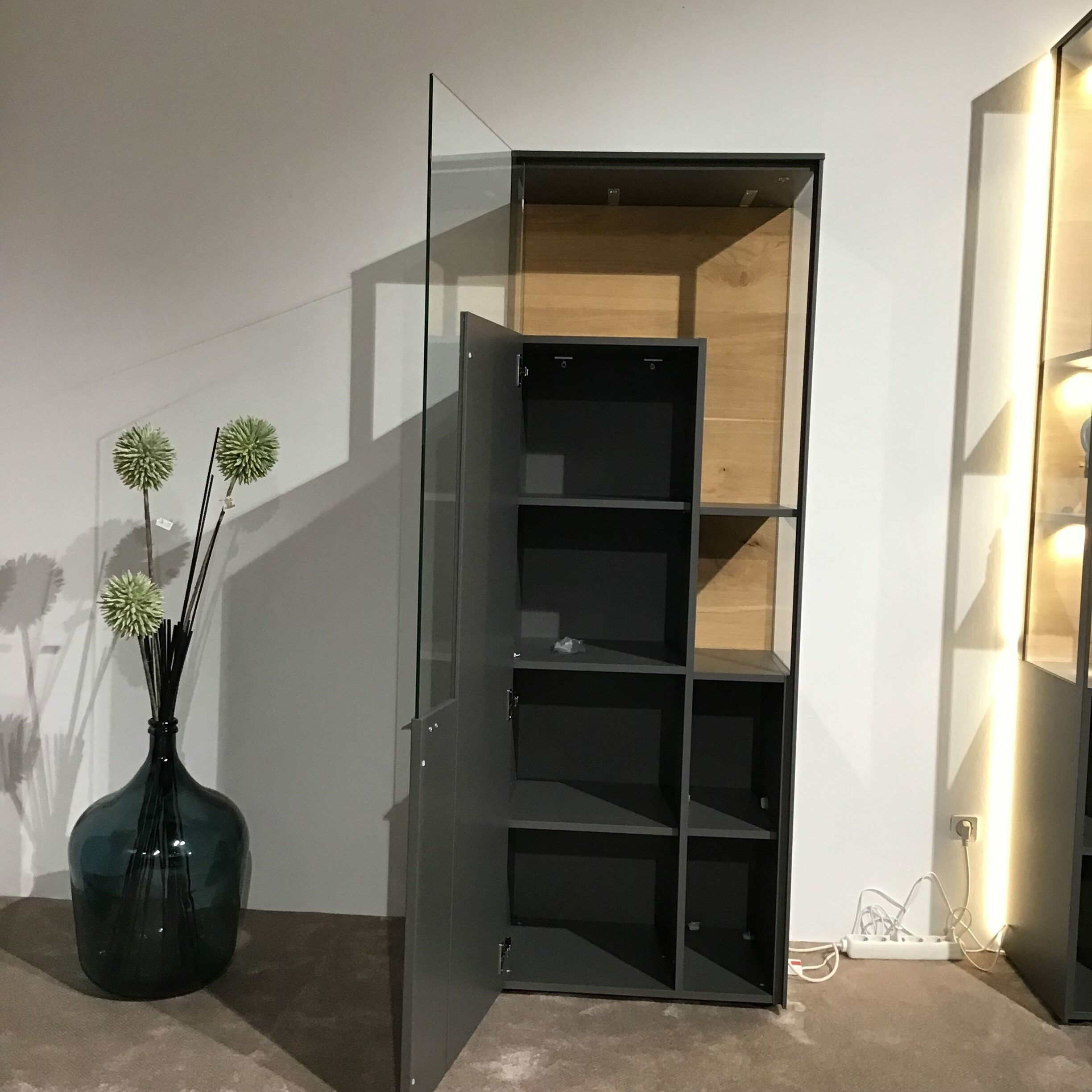 Venjakob - Vitrine Vino Lack Schiefergrau Grau Griffe Aluminium Schiefergrau Rückwand Wildeiche Hell Soft Gebürstet Und Geölt Mit LED-Beleuchtung - 3