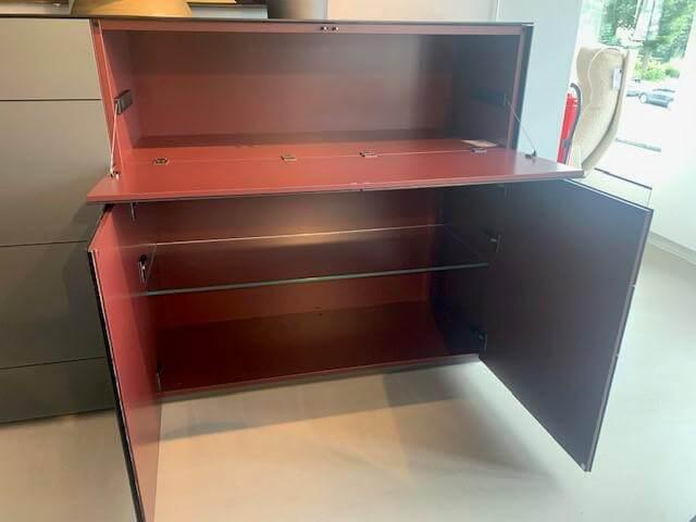 Kettnaker - Highboard Soma Front ZK Matt Holzoptik Und SM Grau Mit Wechseloption  Innen Lack Matt Beere Rot Sockel Lack Matt Graphit Ohne Deko - 4