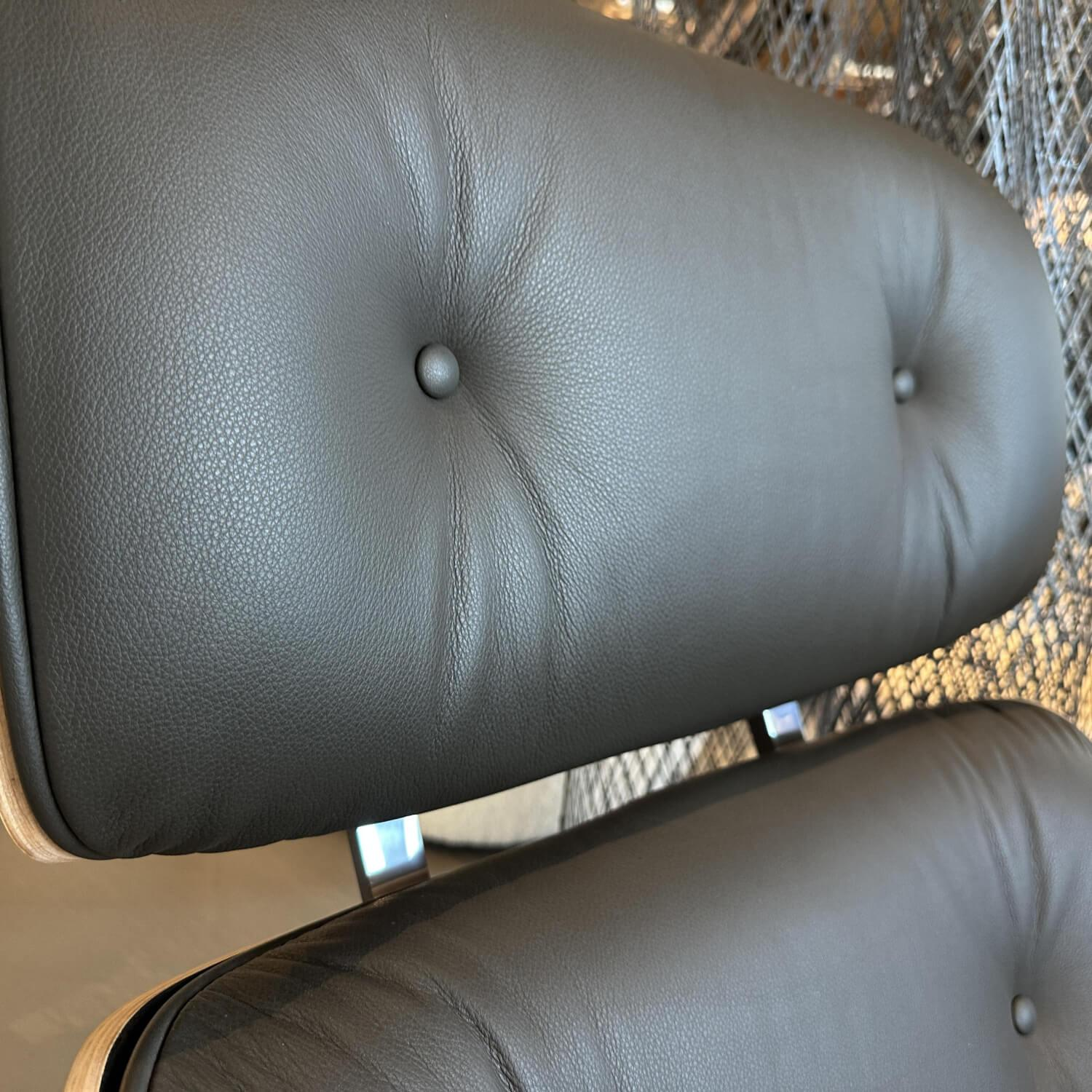 Vitra - Sessel Lounge Chair Leder Premium Braun Schale Nussbaum Schwarz Pigmentiert Gestell Schwarz Poliert Mit Hocker - 6