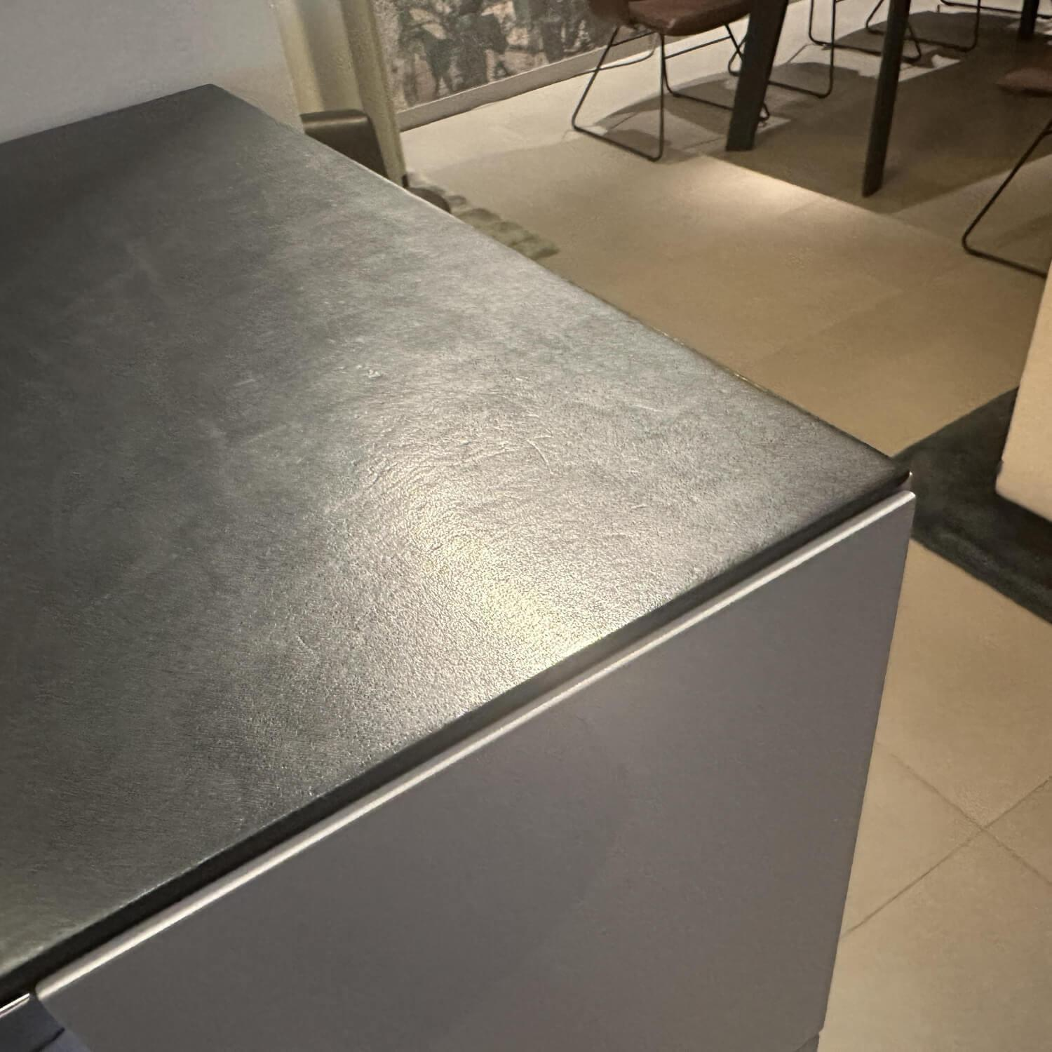 Interlübke - Kommode Mell Lack Matt Platin Grau Abdeckplatte Leder Schwarz Gestell Chrom - 5
