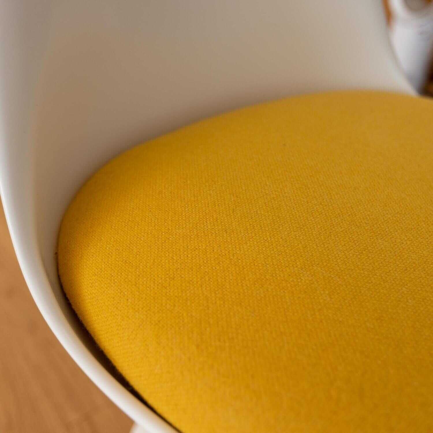 4-er Stuhlgruppe Saarinen Mit Sitzpolster Stoff Tonus 440 Gelb Gestell Weiß