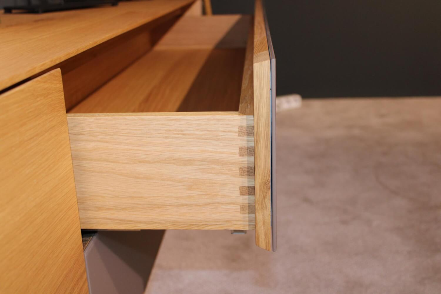 Paul Lindberg - Wohnwand Tookan Massiv Geölte Eiche Glastüre Satinato Taupe - 2