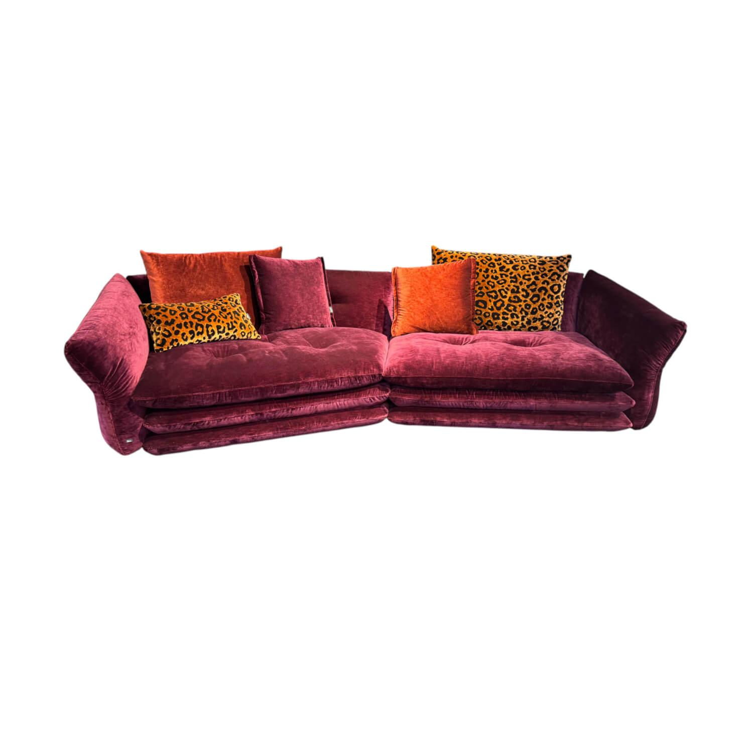 Bretz - Sofa Manyara Stoff Boa Bordeaux Rot mit 5 Kissen - 1