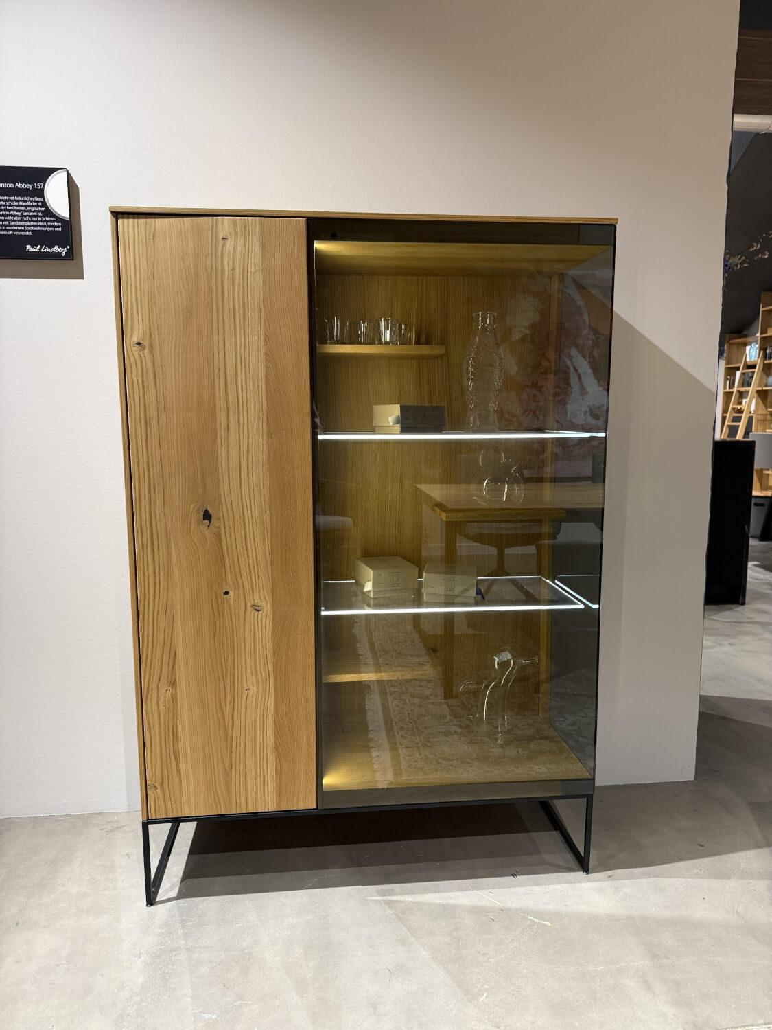 Team 7 - Vitrine Filigno Eiche Wild Naturöl Rauchglas Gestell Kufe Schwarz Matt - 9