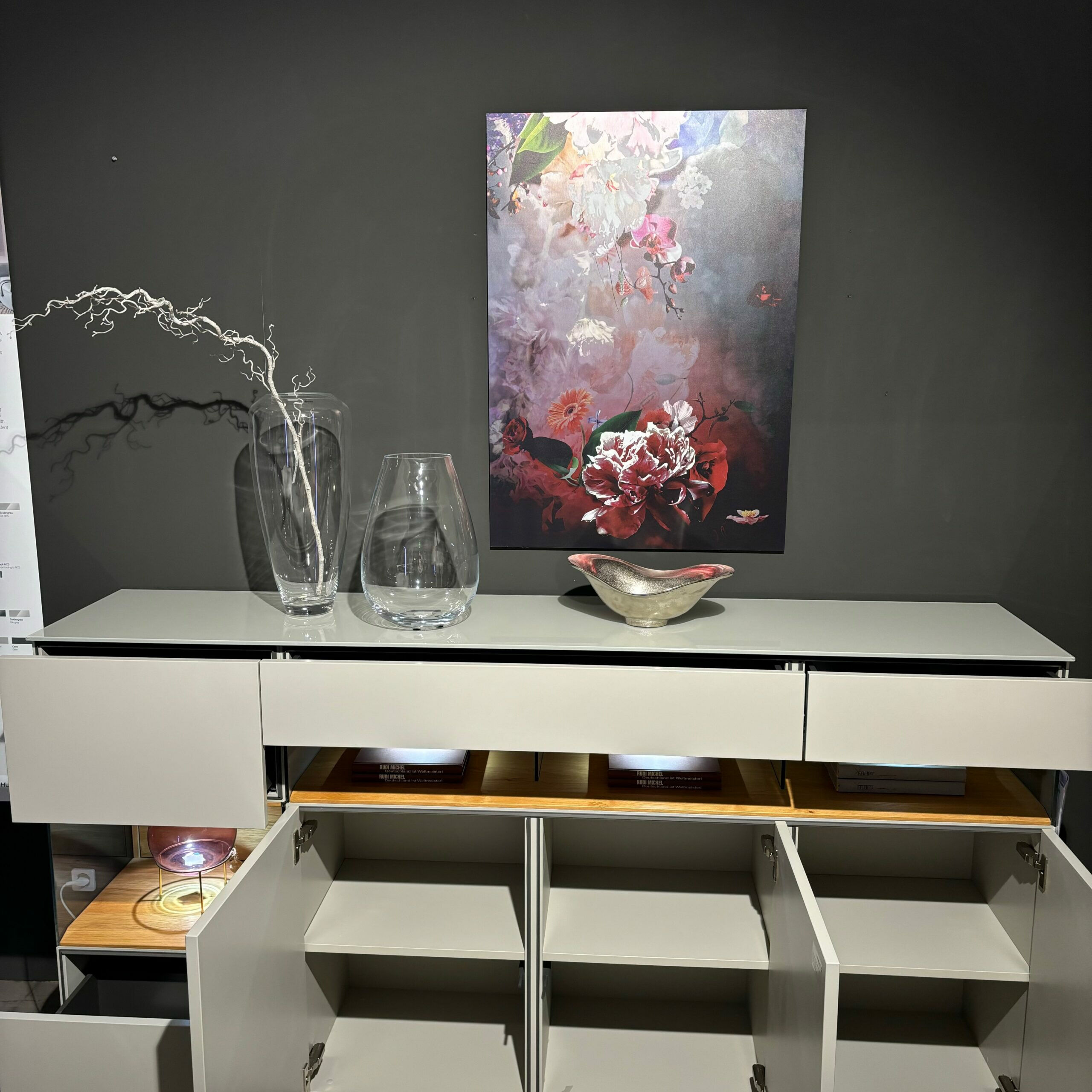 Hülsta - Highboard Neo Korpus Lack Seidengrau Innen Natur Eiche Mit Offenen Glasfächern - 4