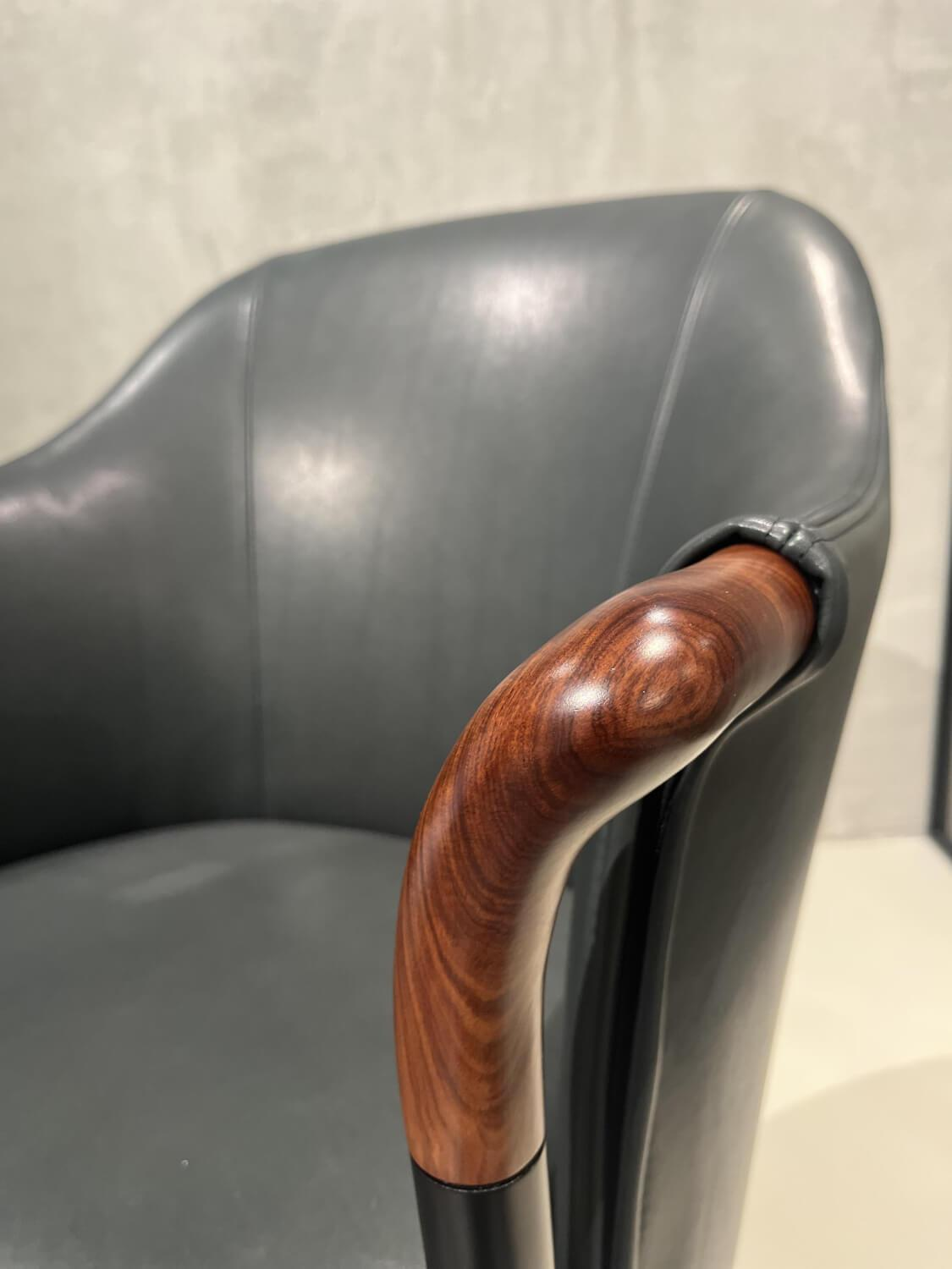 Giorgetti - Armchair Progetti Leather Anilia Sense Fossile 1502 Black Frame Beechwood Feet Black Matt lacquered - 5