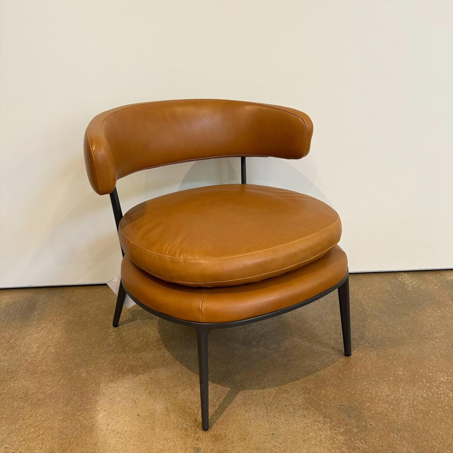 B&B Italia - Sessel Caratos Leder KR357 Kora Cognac Braun Gestell Metall Graphit Lackiert Inklusive Hocker - 3