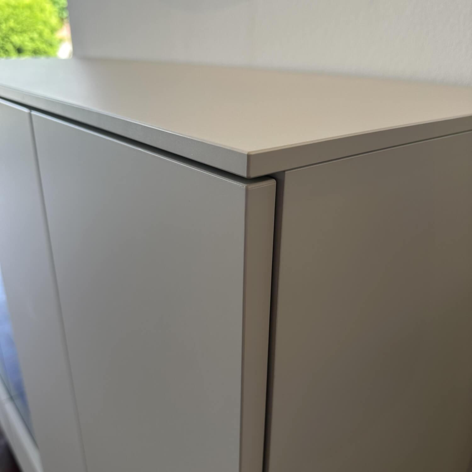 Loddenkemper - Highboard Minos Holz Furnier Mit Glaseinsatz Kristallgrau Grau Füße Schwarz Balken In Absetzung Rechts - 2