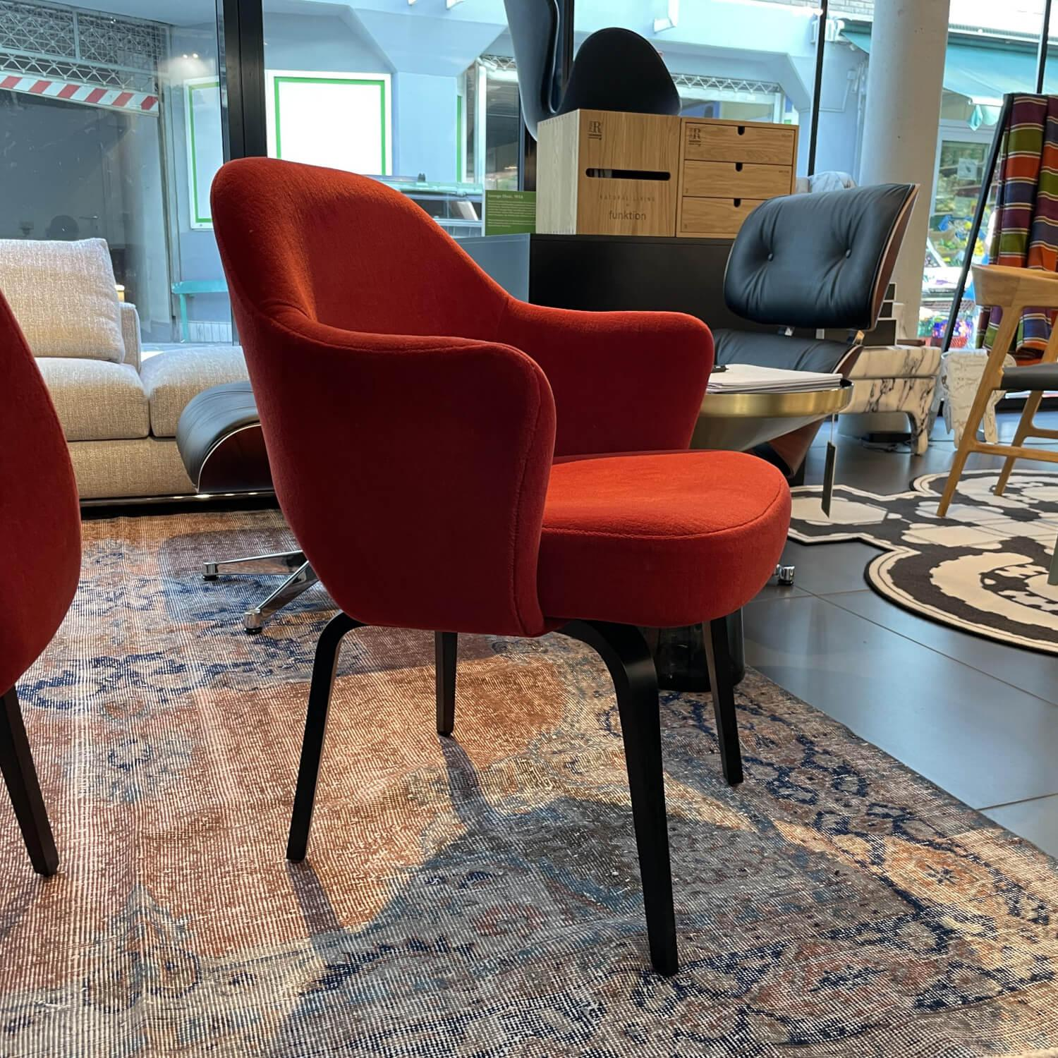 Knoll International - Stuhlsessel Saarinen Conference Chair Stoff B Tomato Knoll Velvet Rot mit Armlehnen - 2