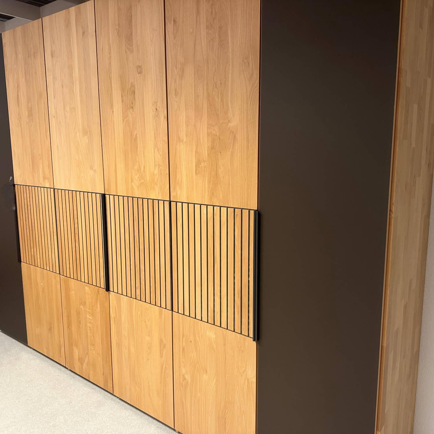 Wöstmann - Schlafzimmer WSM 4400 Kanadische Erle Massiv Natur Akzent Fronten Mattglas Cubanit Schwarz - 4
