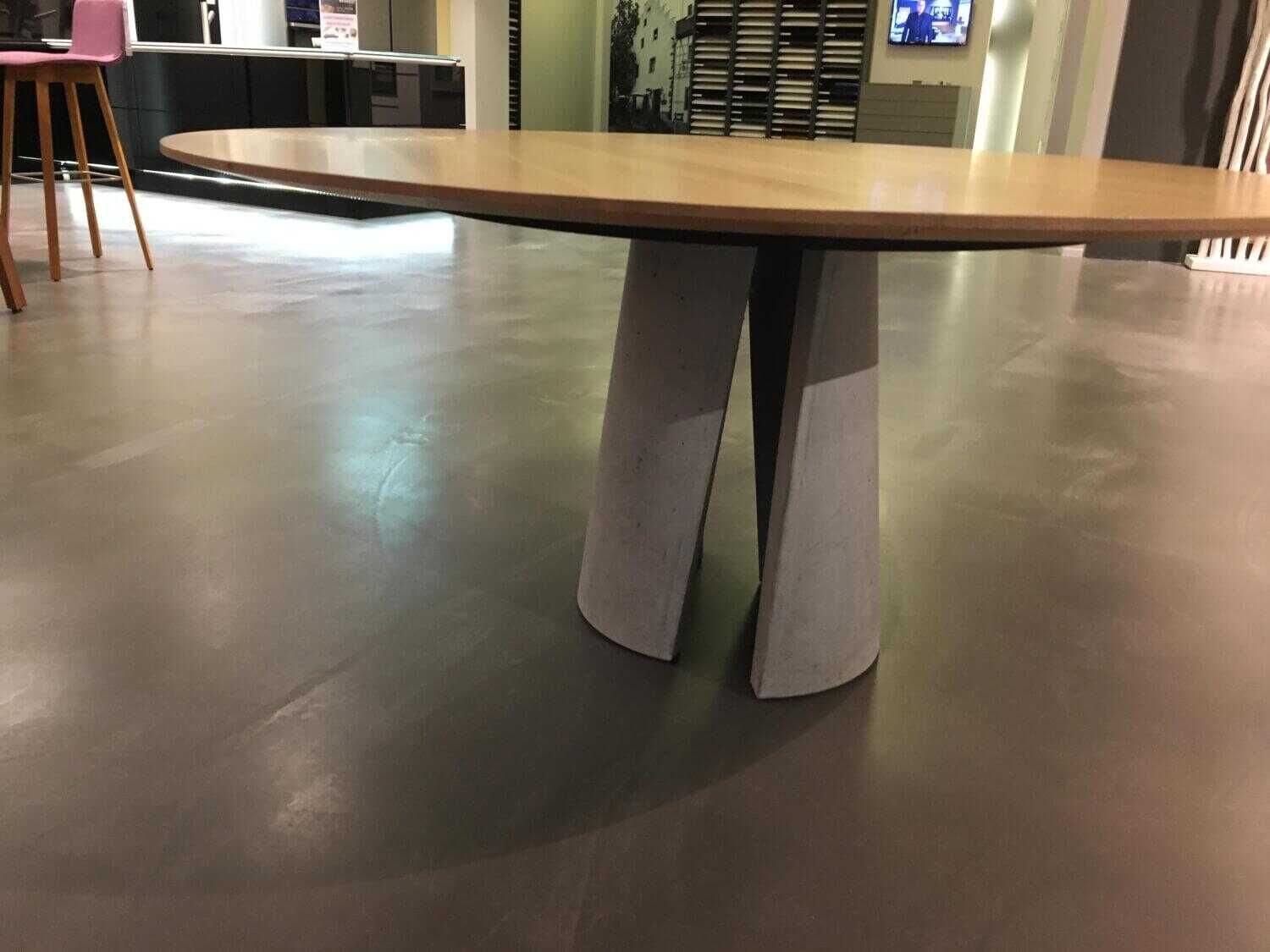 Girsberger - Esstisch Anto Tischplatte Ulme Naturmatt Lackiert Gestell Beton - 5