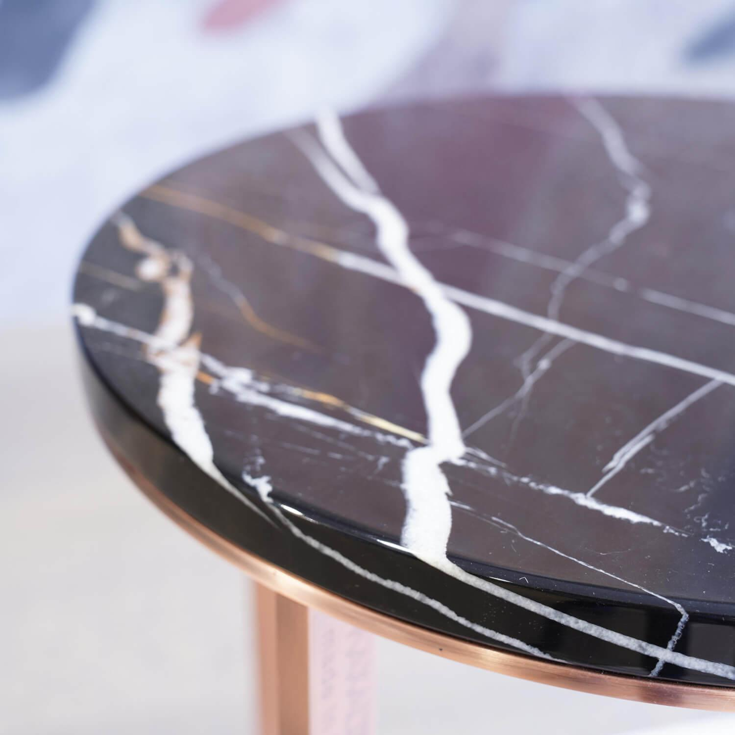 Kleiner Runder Tisch Lithos Marmor Sahara Noir Glänzend Gestellfarbe Kupfer