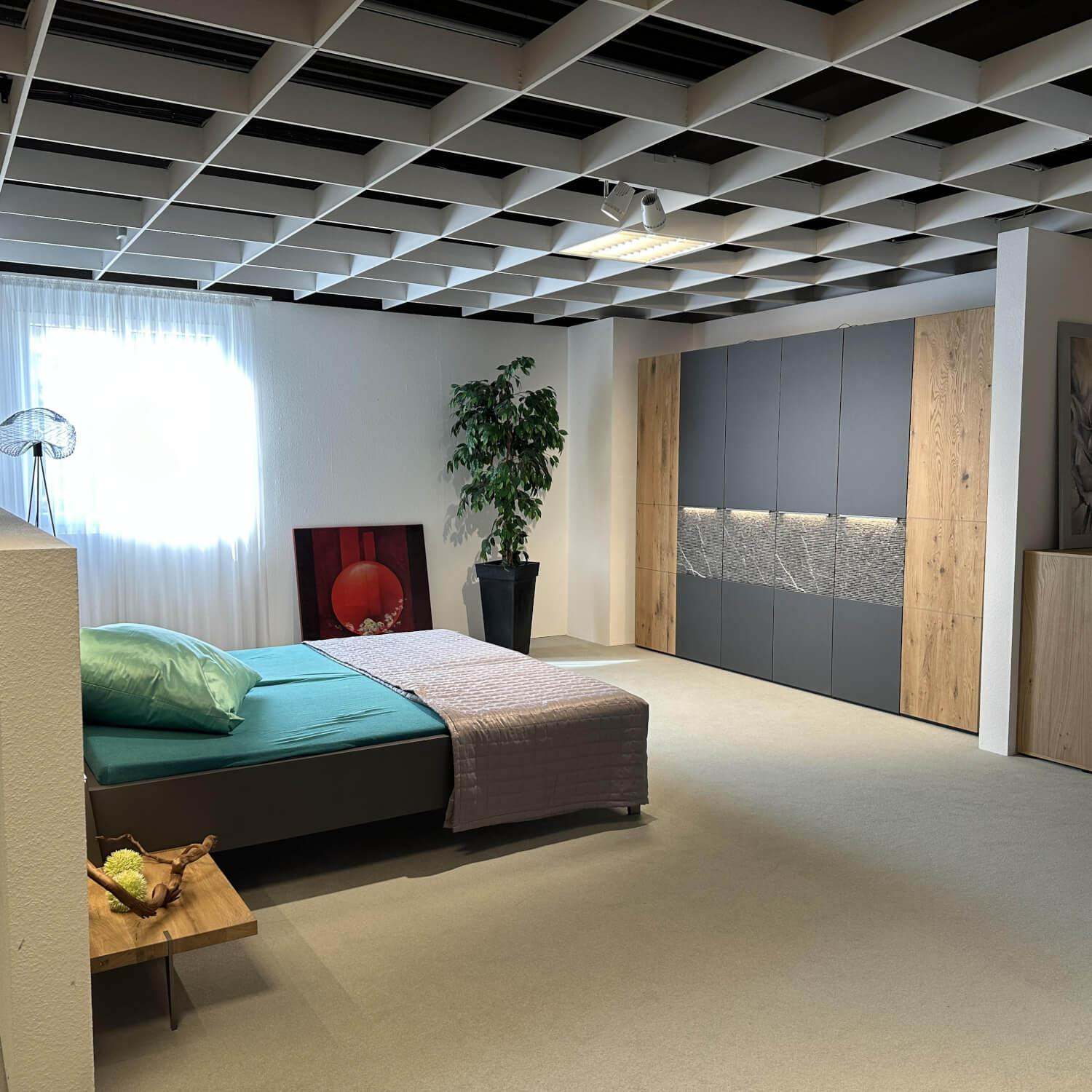 Thielemeyer - Schlafzimmer Milo Wildeiche Massiv Gebürstet Lack Graphit Akzent Naturstein Grau Füße Metall Titan Grau Mit Beleuchtung - 8