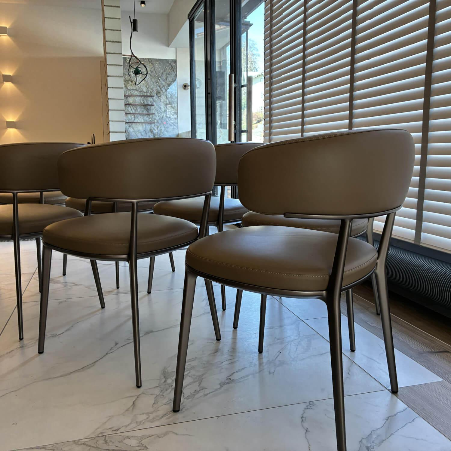 B&B Italia - 8er-Set Stuhl Caratos H73 Leder Gamma Tortora 1226280 Gestell Bernseteinfarben Lackiert - 8