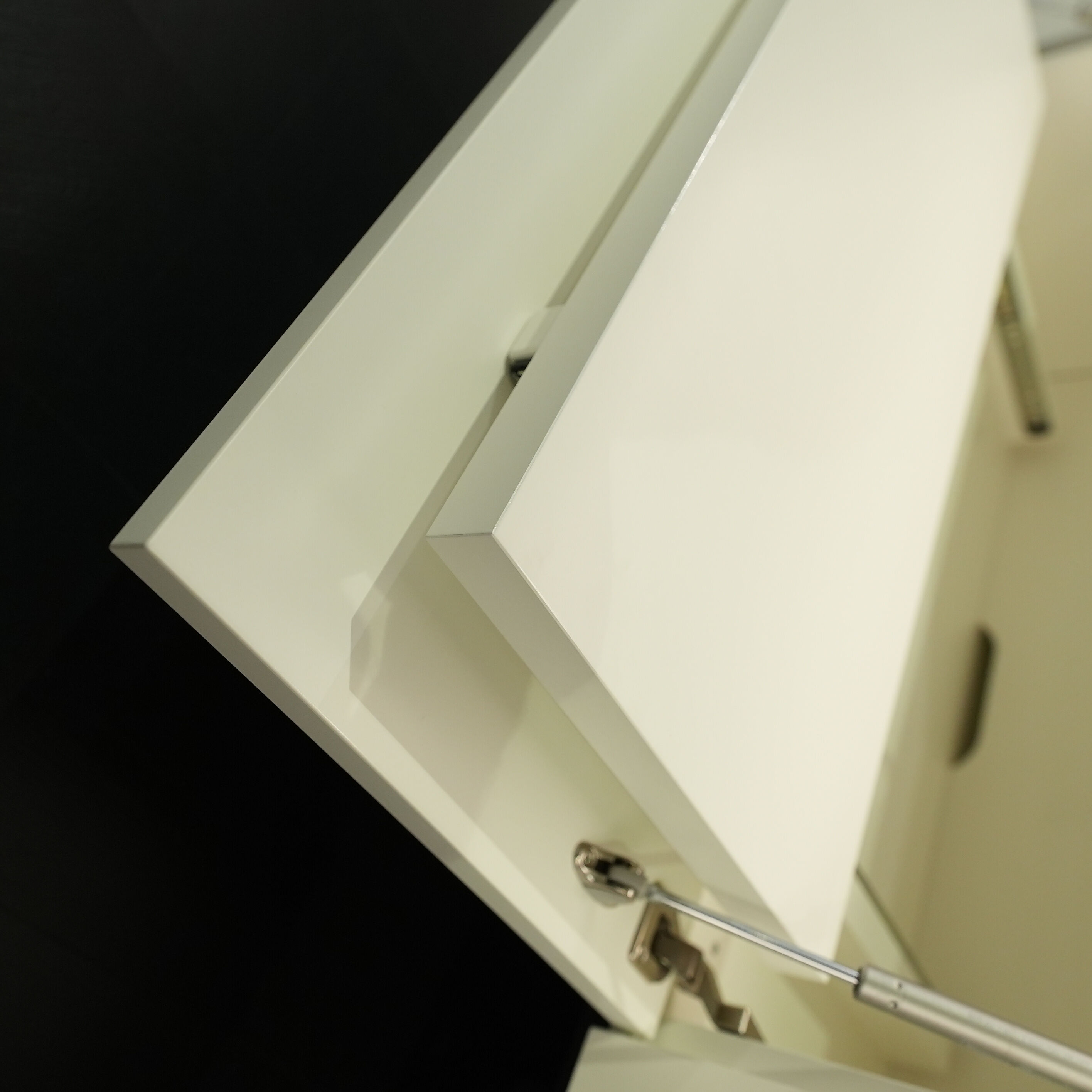 Wohnwand Merano Lack Weiß LED-Beleuchtung Lowboard Vitrine Sockelplatte