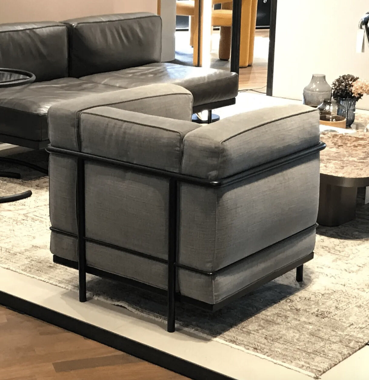 ea2535bea8e3df73f7f3e6b5a217b56a4bd74d53_Bildschirmfoto_2023_11_03_um_12.39.10 Cassina - Sessel LC2 Stoff Francoforte 13F105 Grigio Grau Gestell Schwarz Pulverbeschichtet - 4