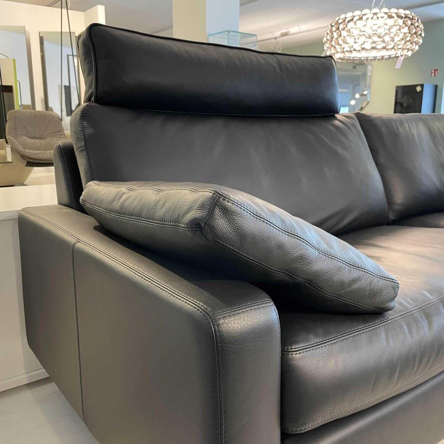 Sofa SROCL Conseta Leder 200 Schwarz mit 2 Armlehnenkissen Gestell Metallkufen Verchromt