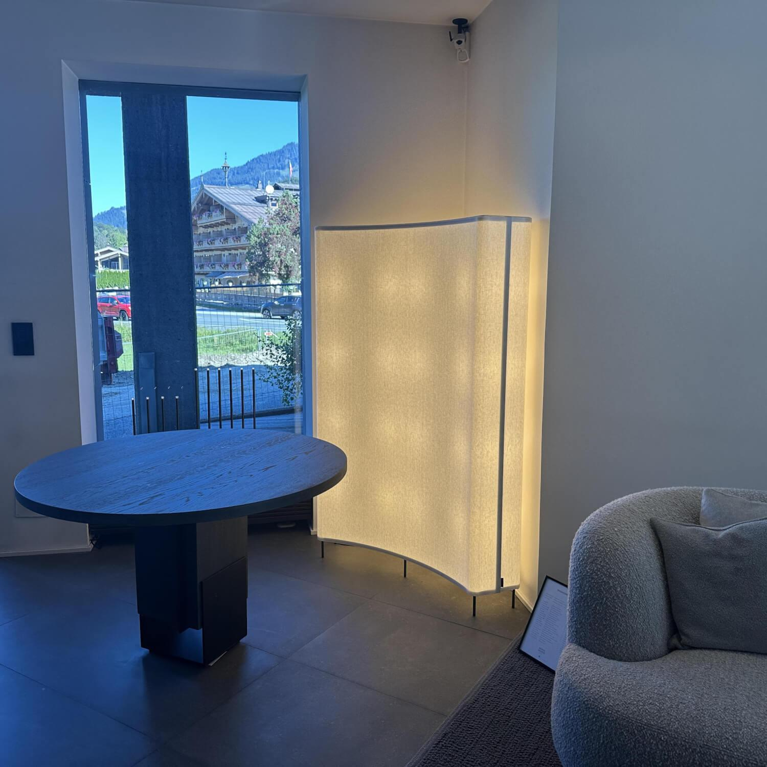 Minotti - Stehleuchte Blanche Halbrund Schirm Leinen Weiß Gestell Nickel Struktur Black Schwarz - 2