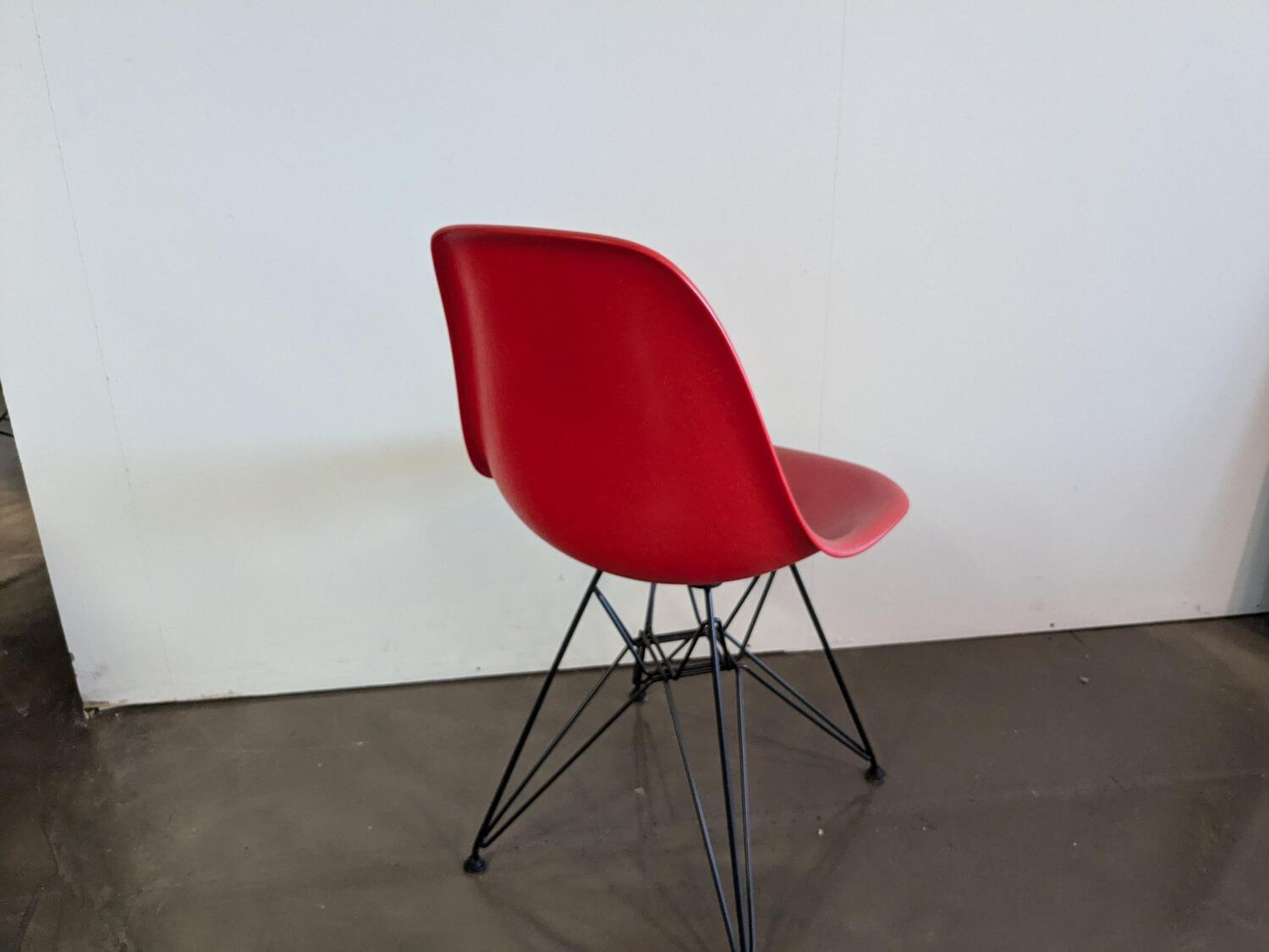 Vitra - Eames Sidechair DSR Schale Fiberglas Oxidrot Rot Gestell Stahl Schwarz Pulverbeschichtet - 4