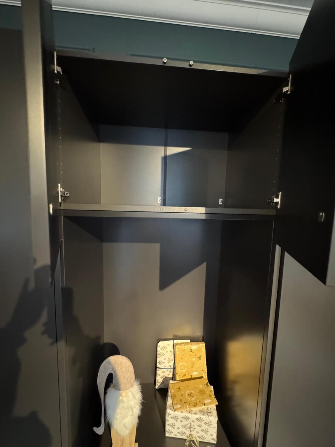 Schönbuch - Schrank Cabin Mattlack Schieferschwarz Schwarz Innen Melamin Dunkelgrau Mit Indirekter Beleuchtung - 6