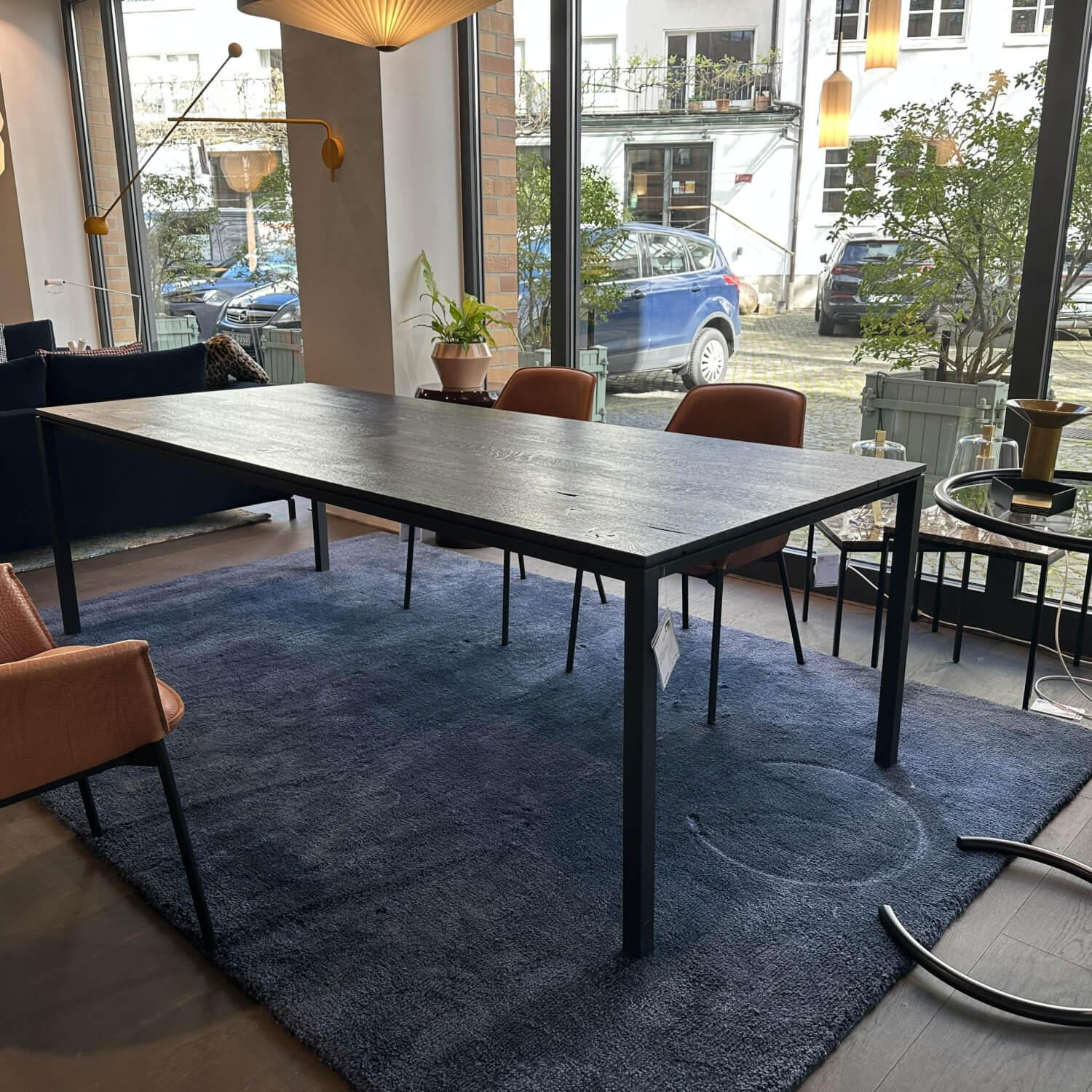 Janua - Esstisch S600 Platte Eiche Geköhlt Gestell Metall Tiefschwarz Matt Pulverbeschichtet - 3