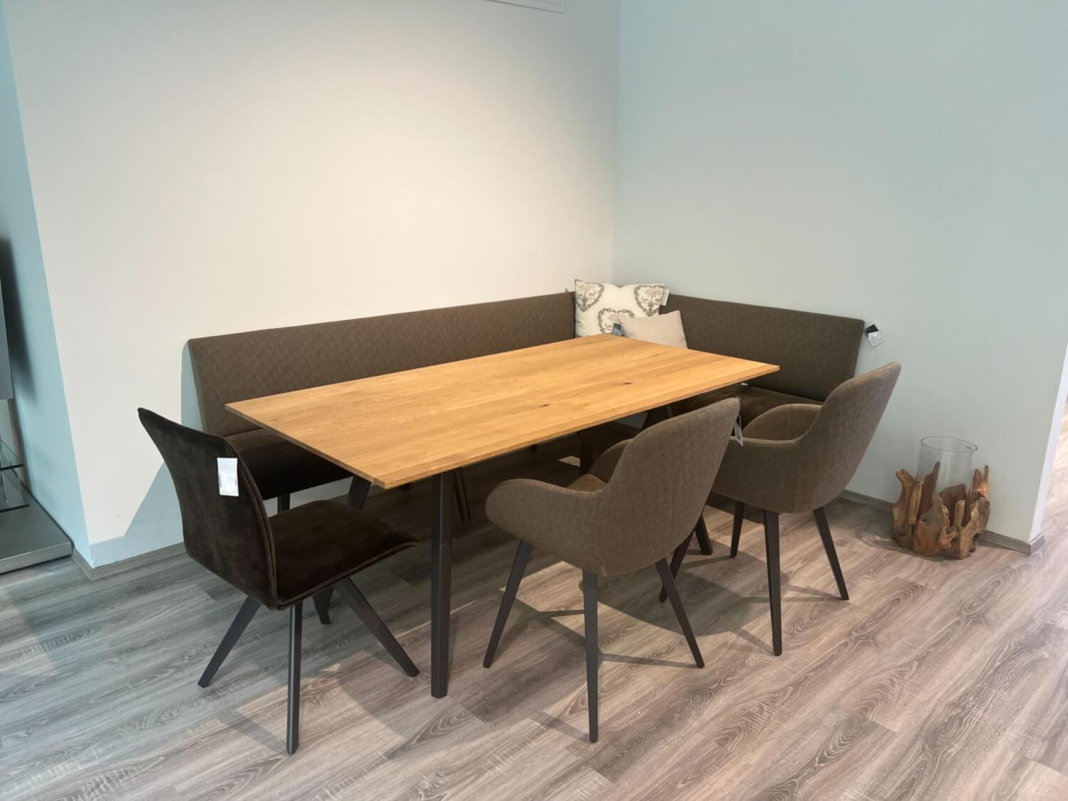 Anrei - Sitzgruppe Uno Bank Stoff Sitz Q283 Anthrazit Rücken Q273 Grau Stuhl 812 Stoff Q283 Anthrazit Und Armlehnstühlen 138 Stoff Q273 Grau Gestell Buche Zartbitter mit Tisch Uno mit Ansteckplatte 180/235 x 90 cm, H 76 cm Ohne Kissen - 3